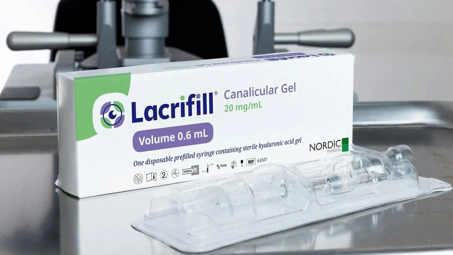 A box of Lacrifill canicular gel with a clear syringe placed in front of it on a reflective surface.