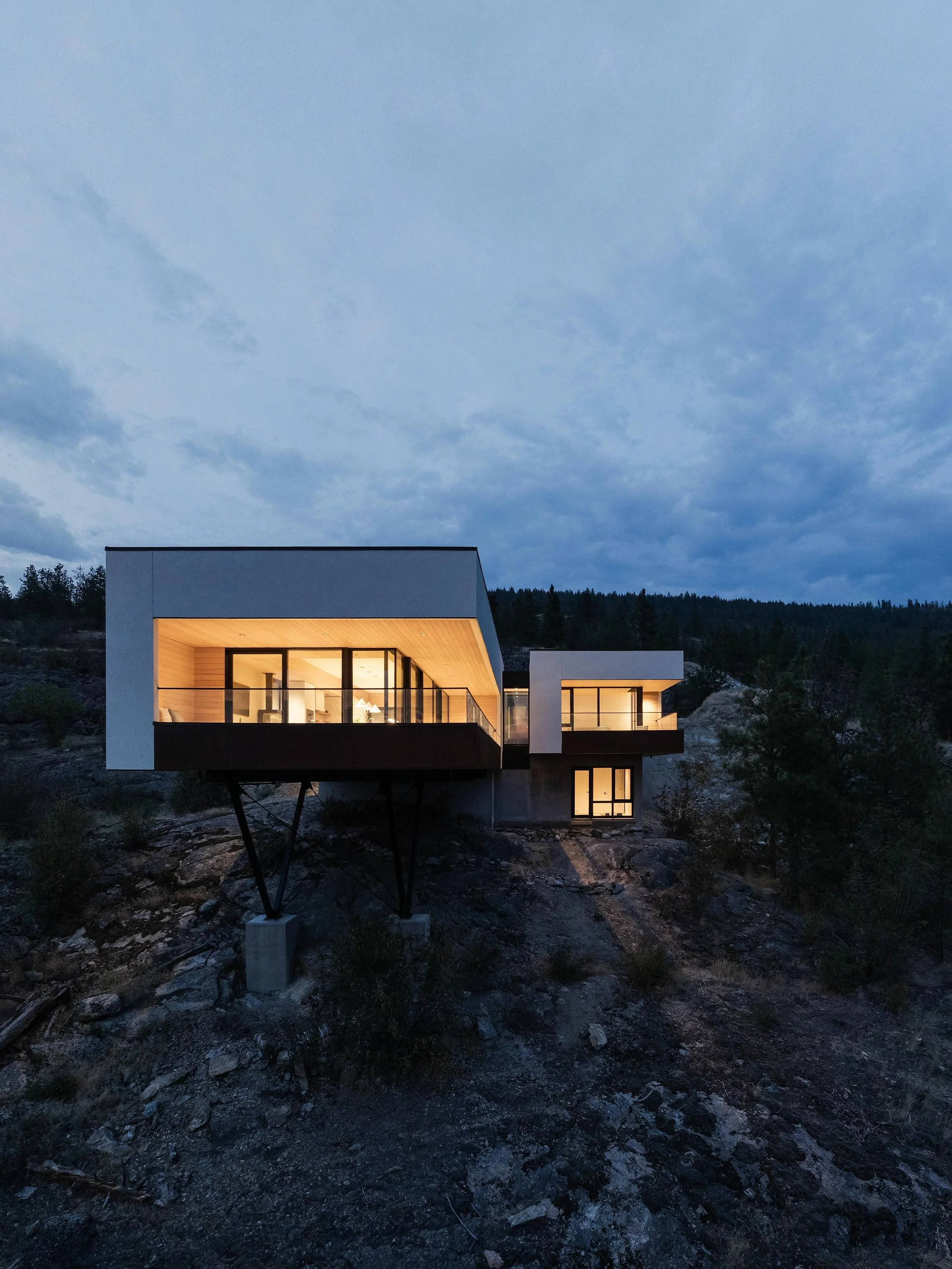 Nestled in the hillsides of Naramata in the Okanagan Valley is Kinglet Perch, one of the most recent projects by sg_architecture (@sanders_green_architecture). The principal architects, Will Green and Warren Sanders were both raised in the local regi