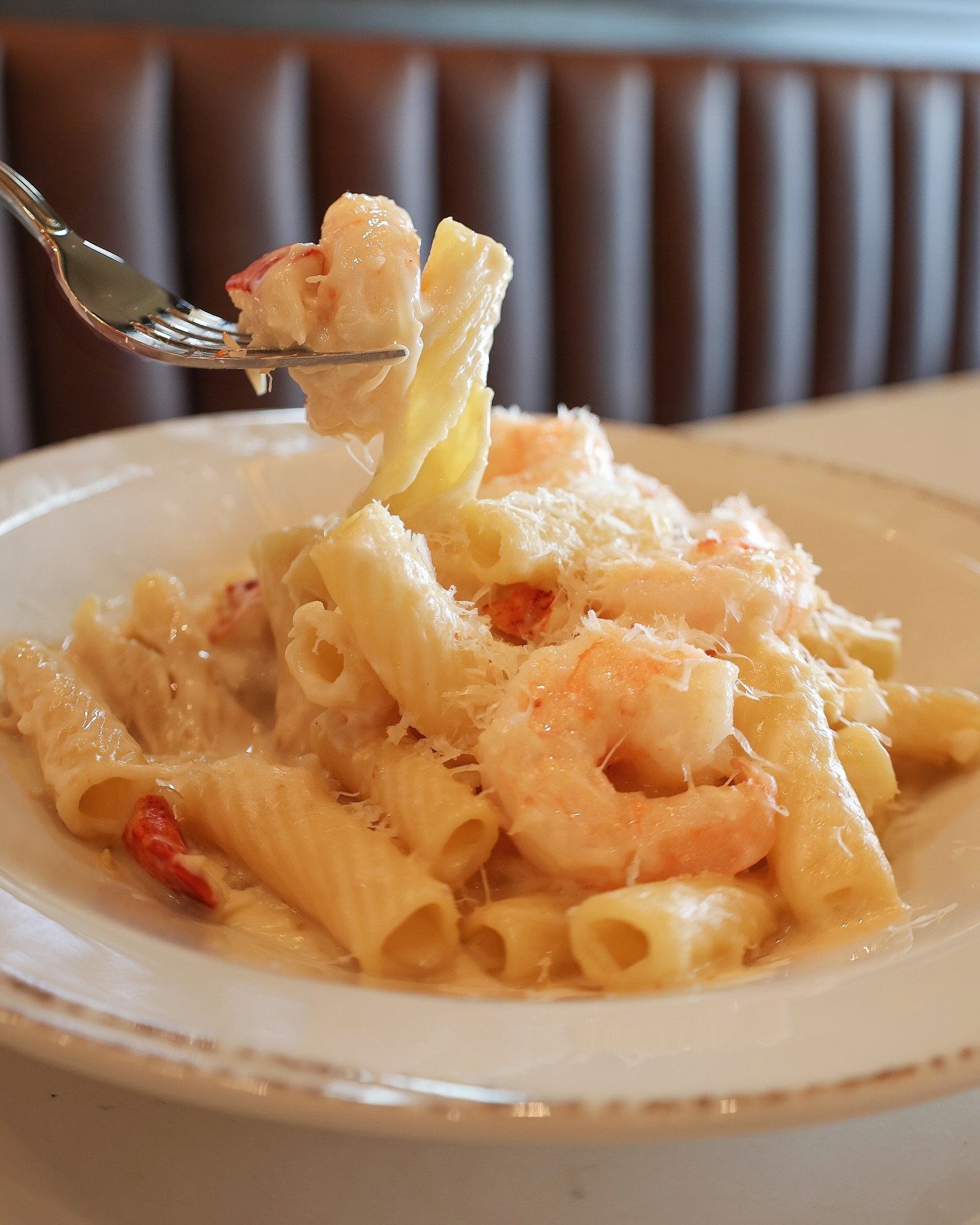 Whether you&rsquo;re enjoying a casual lunch, a relaxed dinner, or a sunset drink overlooking the gorge, every meal captures the spirit of the mountain.

🦞Lobster Shrimp Mac &amp; Cheese
lobster, jumbo shrimp, rigatoni, aged asiago cheese, pickled l