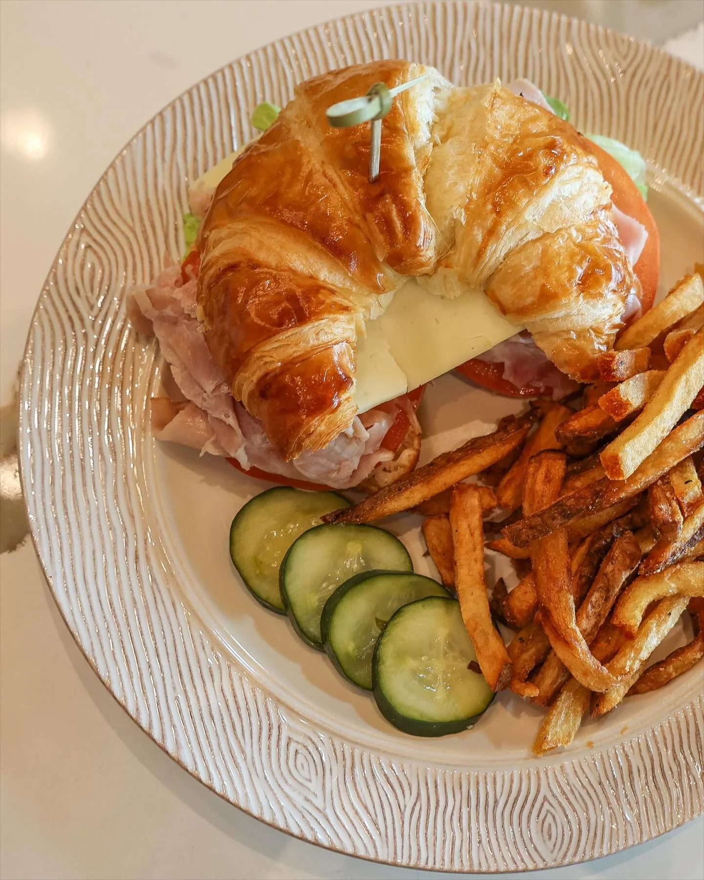 Classically perfect brunch done right.🥐 

Turkey Sandwich on a fresh-baked croissant, shaved turkey, tomato, iceberg lettuce, New York white cheddar, mayonnaise

Join us today for Presdidents Day brunch! Reserve your table at riverdancetn.com.