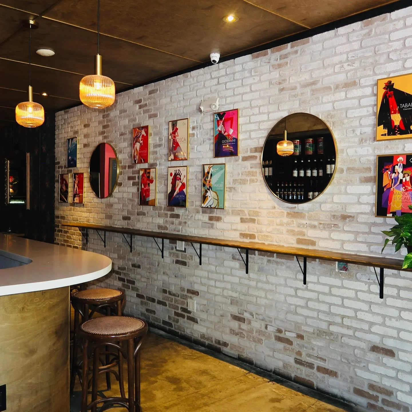 When visiting Miami, be sure to stop by Si Papa, the city&rsquo;s one-dish restaurant 🍝 Walk in, enjoy our signature lasagna and a glass of vino, right in the heart of Coconut Grove!