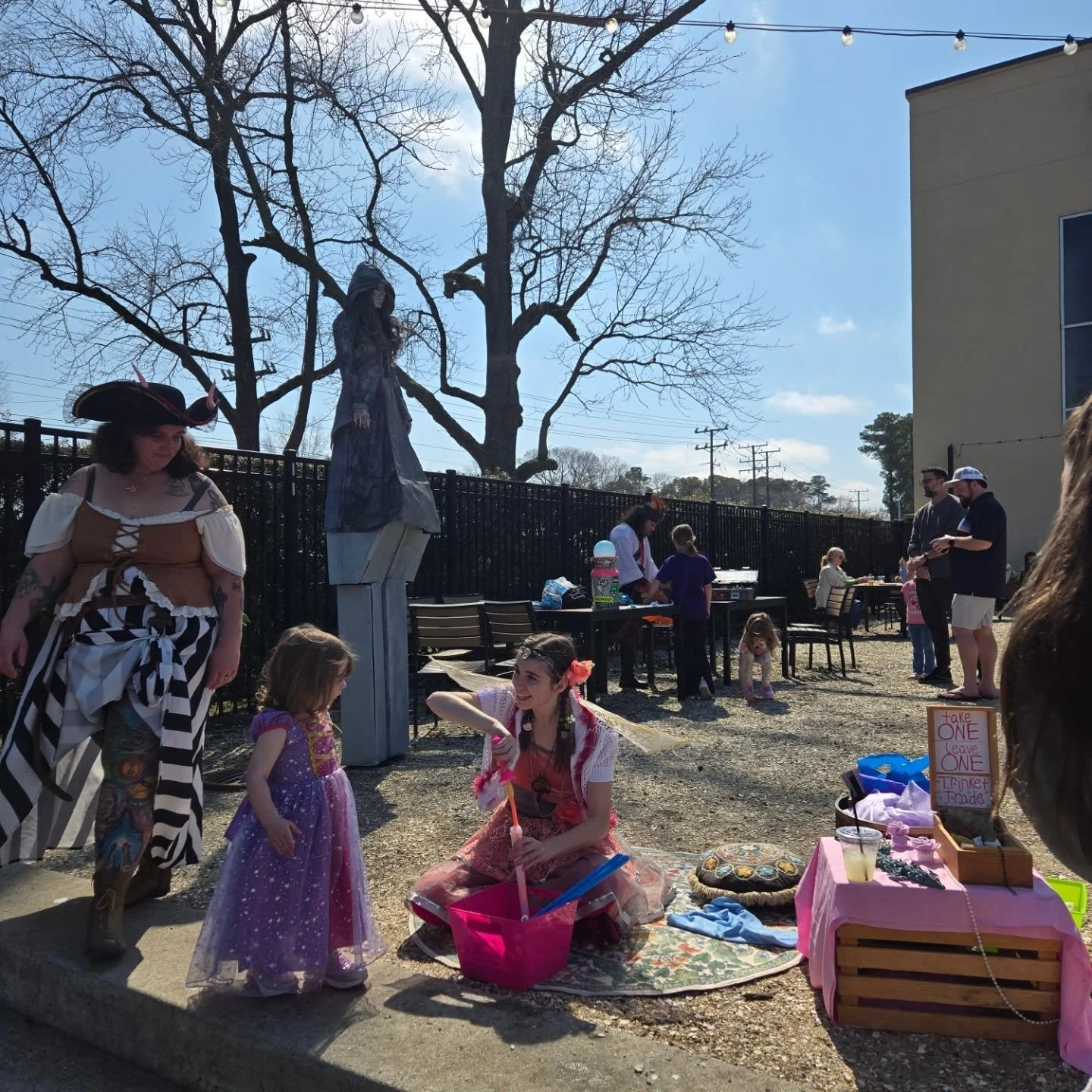 A Bubble Fairy, Stone Statue, and Balloon Pirate's paths converged to make a successful Renaissance Faire at New Realm Brewing. 

As always, it was a joyous time! Thank you, @newrealm_vb 

#RenFest #Renaissance #BubbleFairy #Pirate #LivingStatue