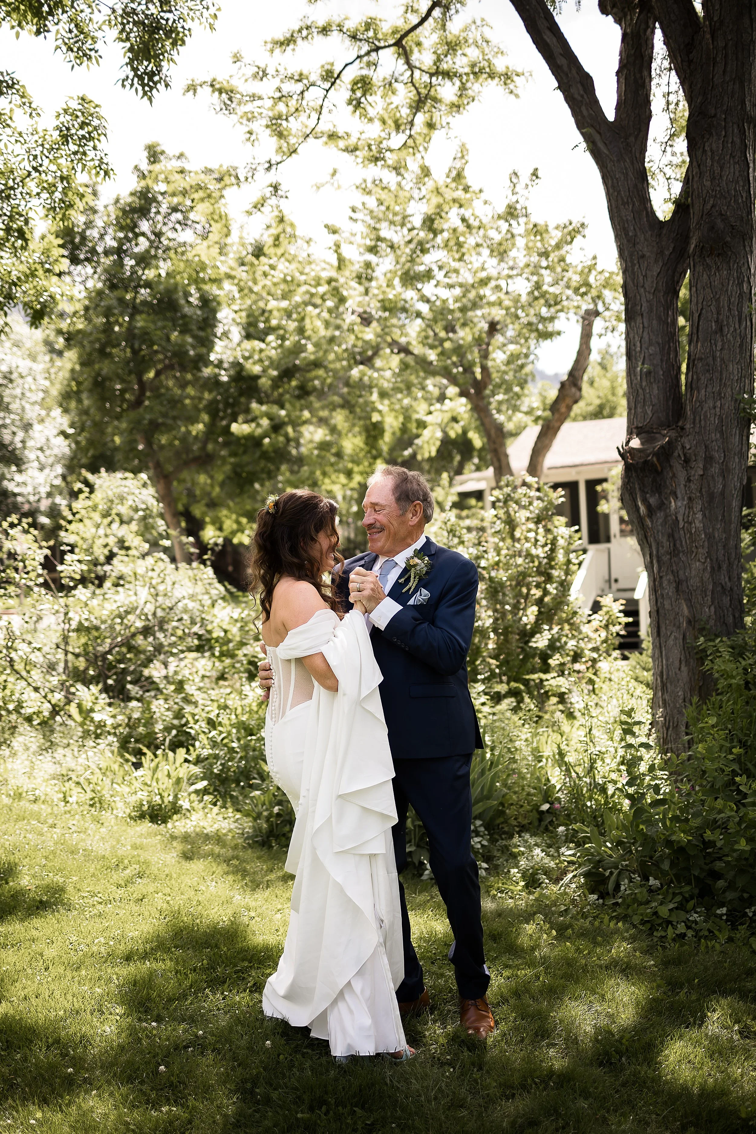 boulder-colorado-elopement-with-guests-at-the-halfway-house_0023.jpg