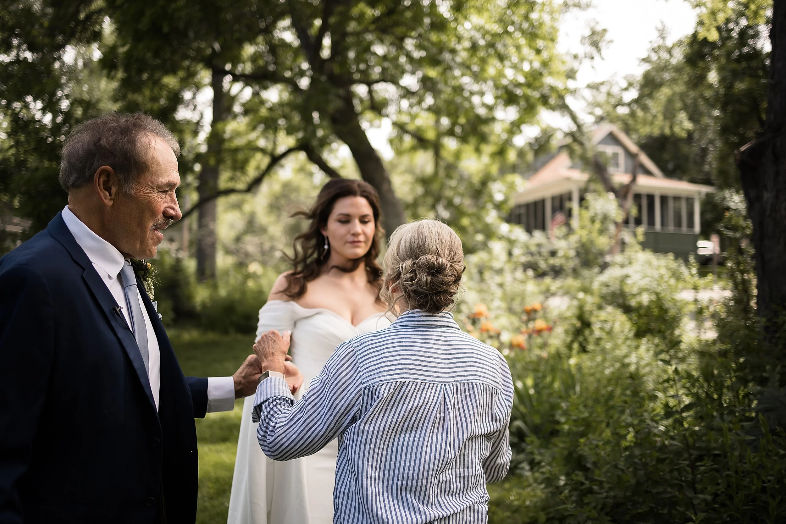 boulder-colorado-elopement-with-guests-at-the-halfway-house_0024.jpg