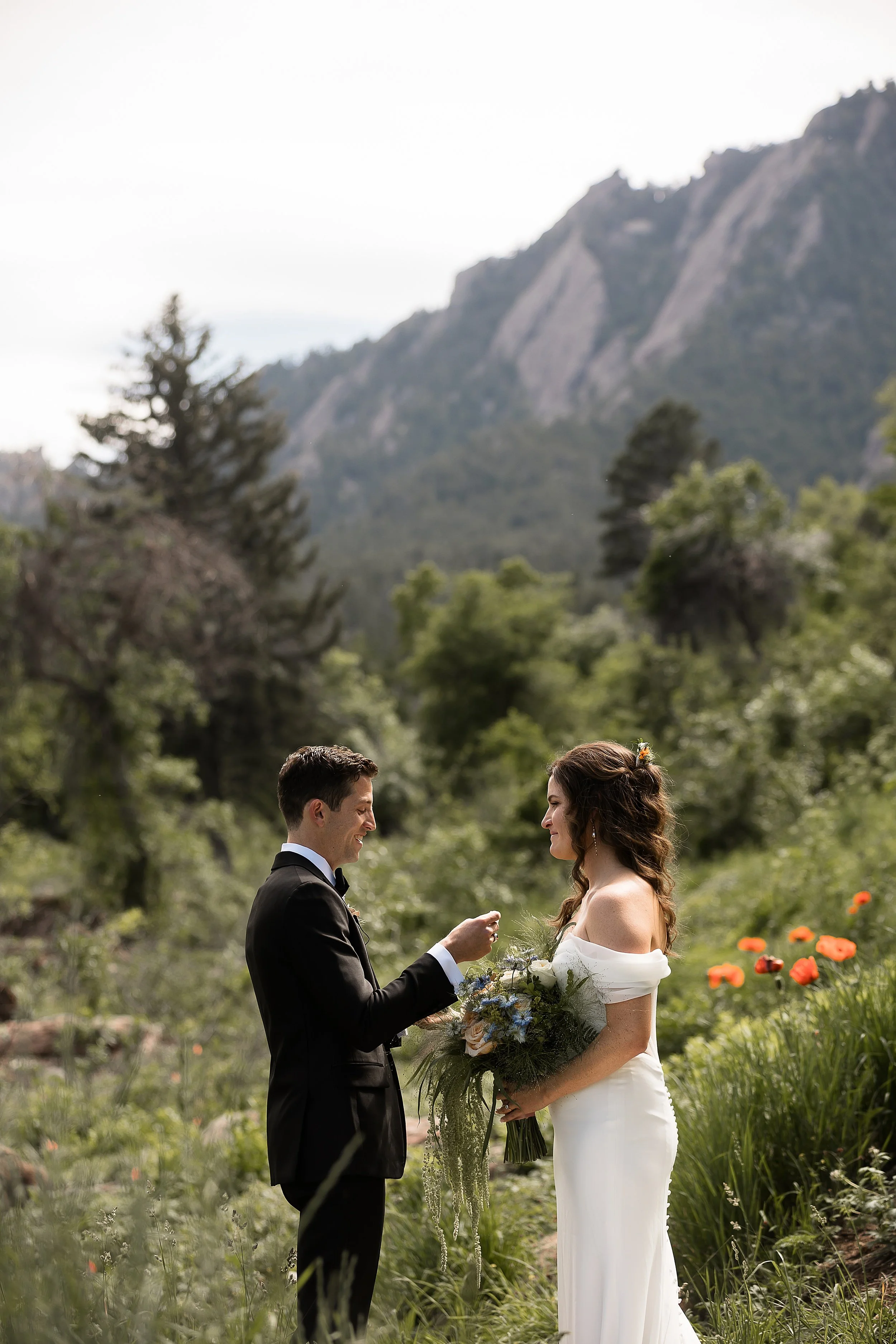 boulder-colorado-elopement-with-guests-at-the-halfway-house_0042.jpg