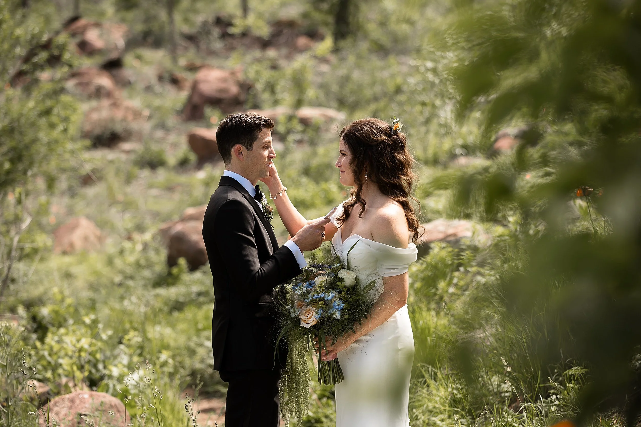 boulder-colorado-elopement-with-guests-at-the-halfway-house_0046.jpg