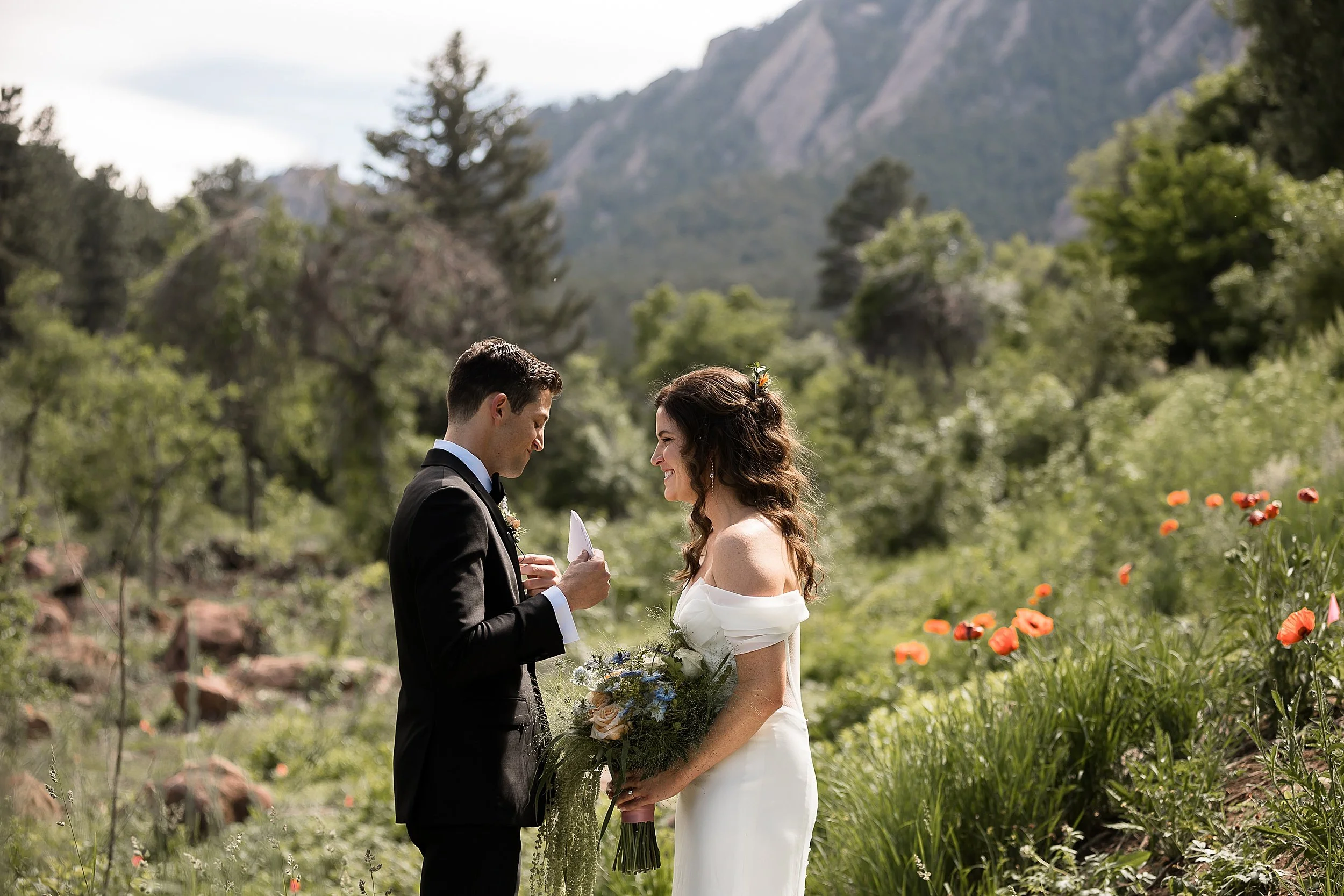 boulder-colorado-elopement-with-guests-at-the-halfway-house_0047.jpg