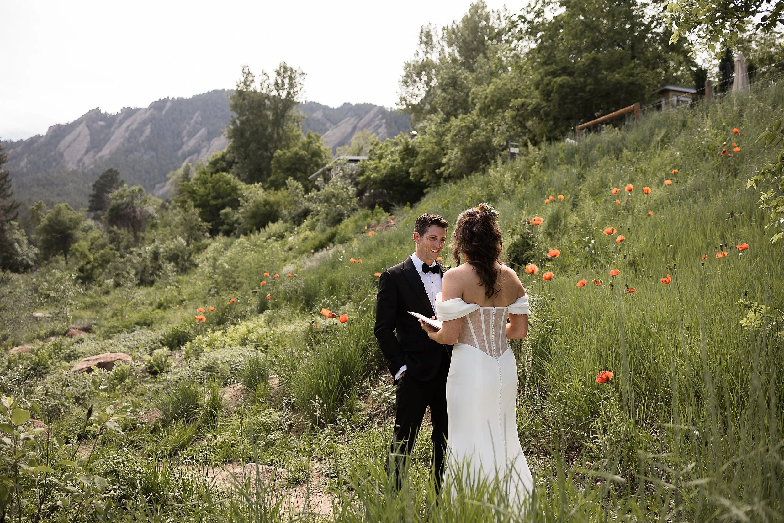 boulder-colorado-elopement-with-guests-at-the-halfway-house_0050.jpg