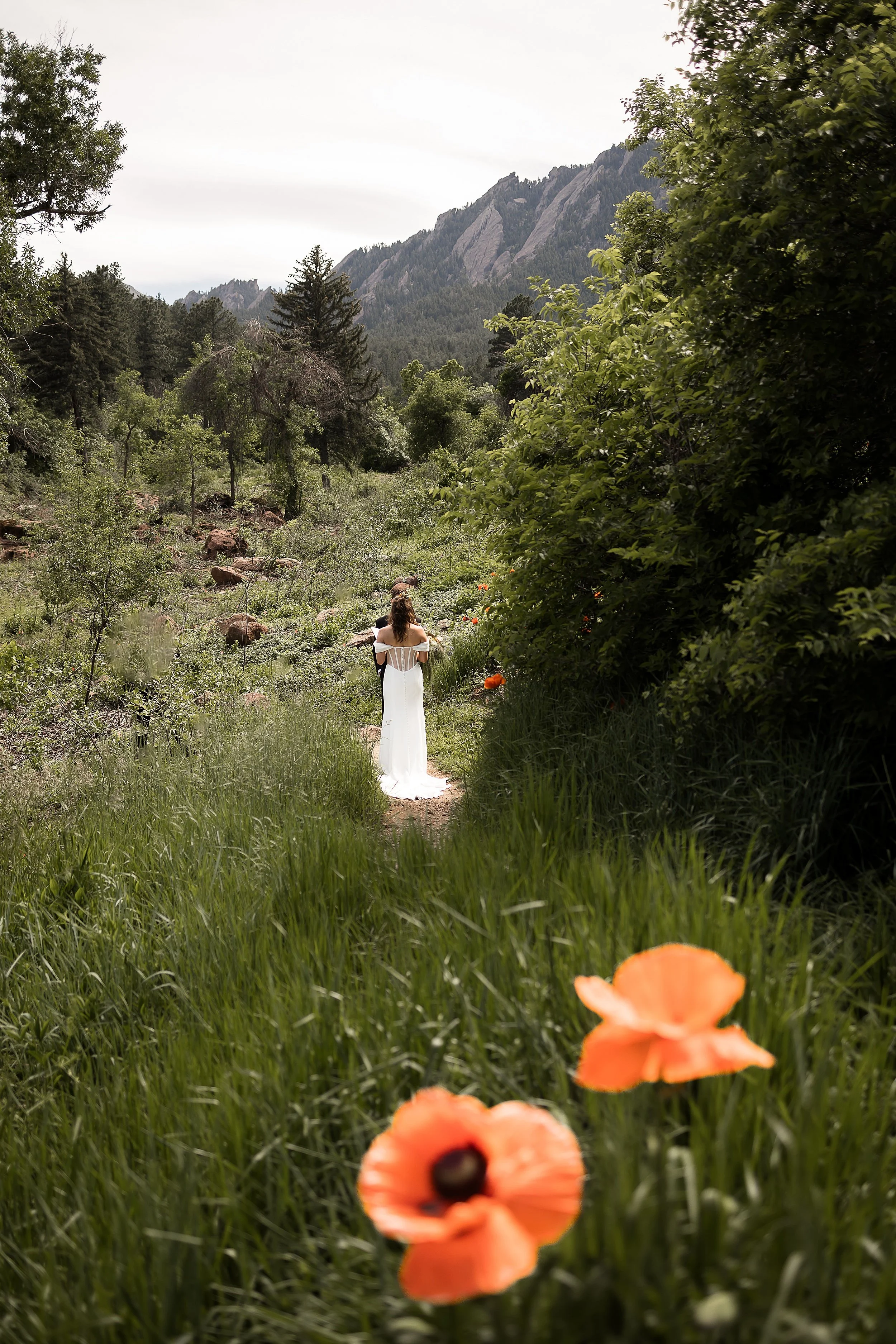 boulder-colorado-elopement-with-guests-at-the-halfway-house_0049.jpg