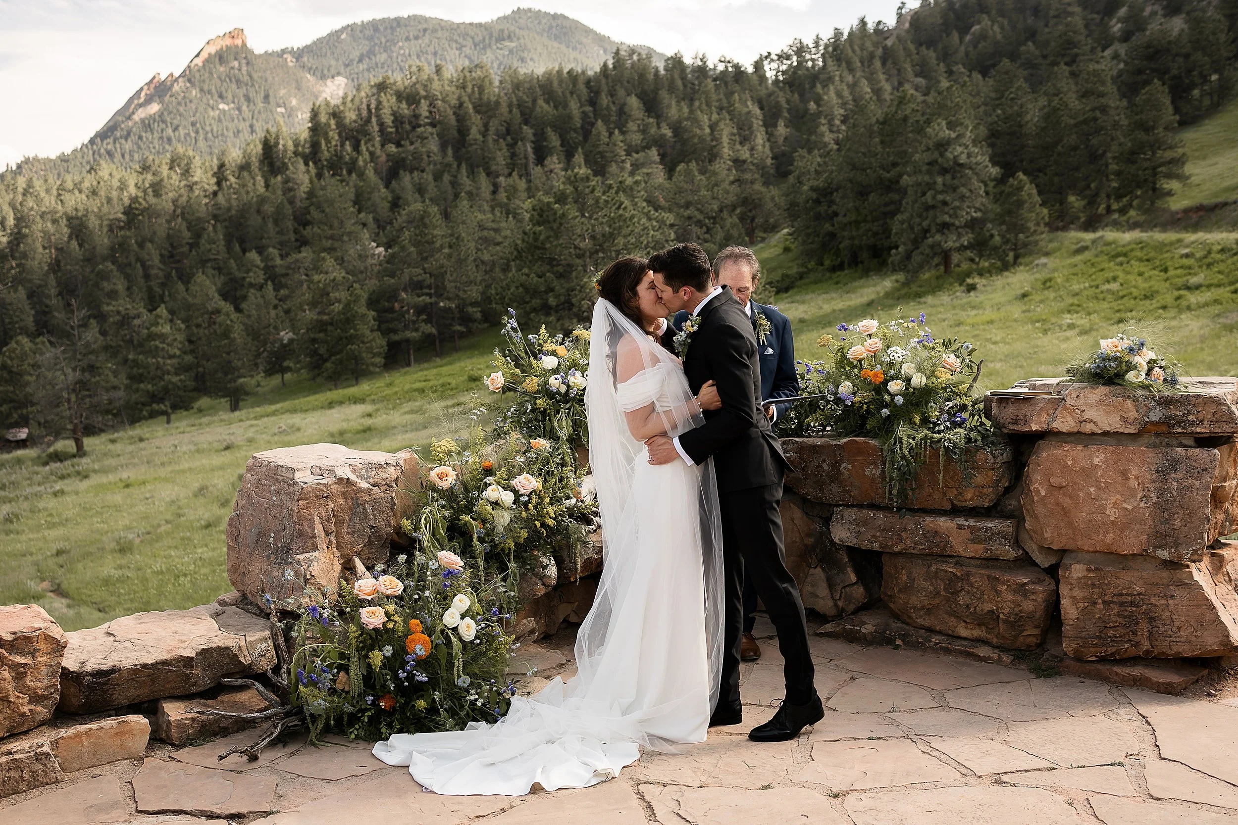 boulder-colorado-elopement-with-guests-at-the-halfway-house_0081.jpg