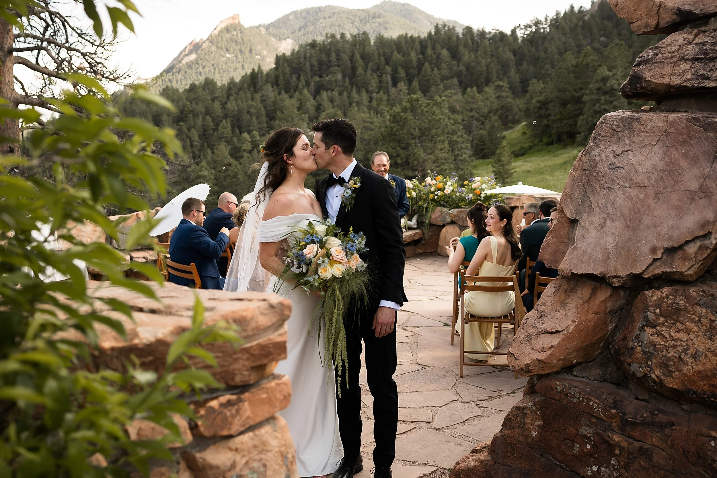 boulder-colorado-elopement-with-guests-at-the-halfway-house_0082.jpg