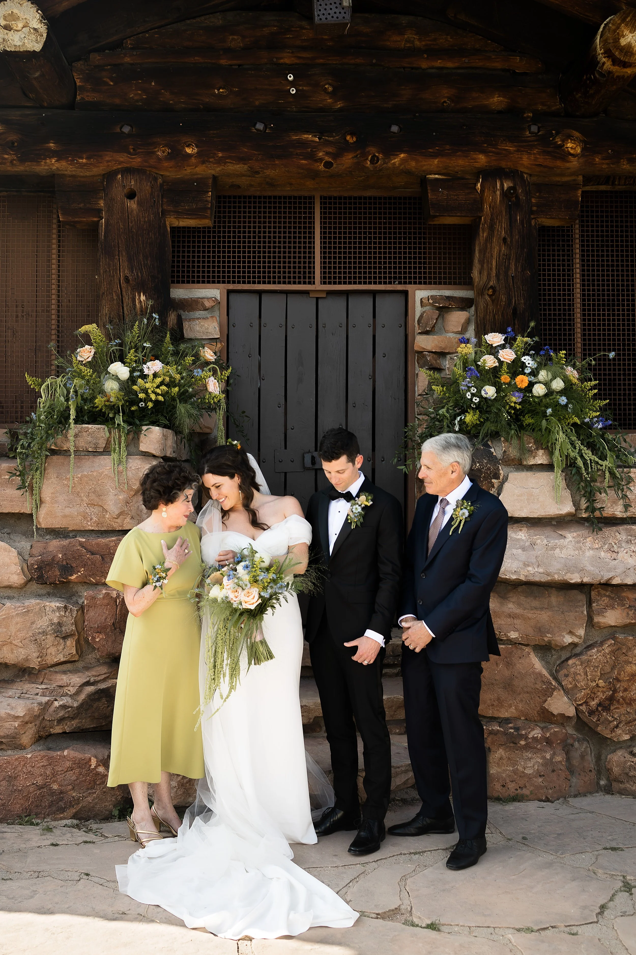 boulder-colorado-elopement-with-guests-at-the-halfway-house_0089.jpg