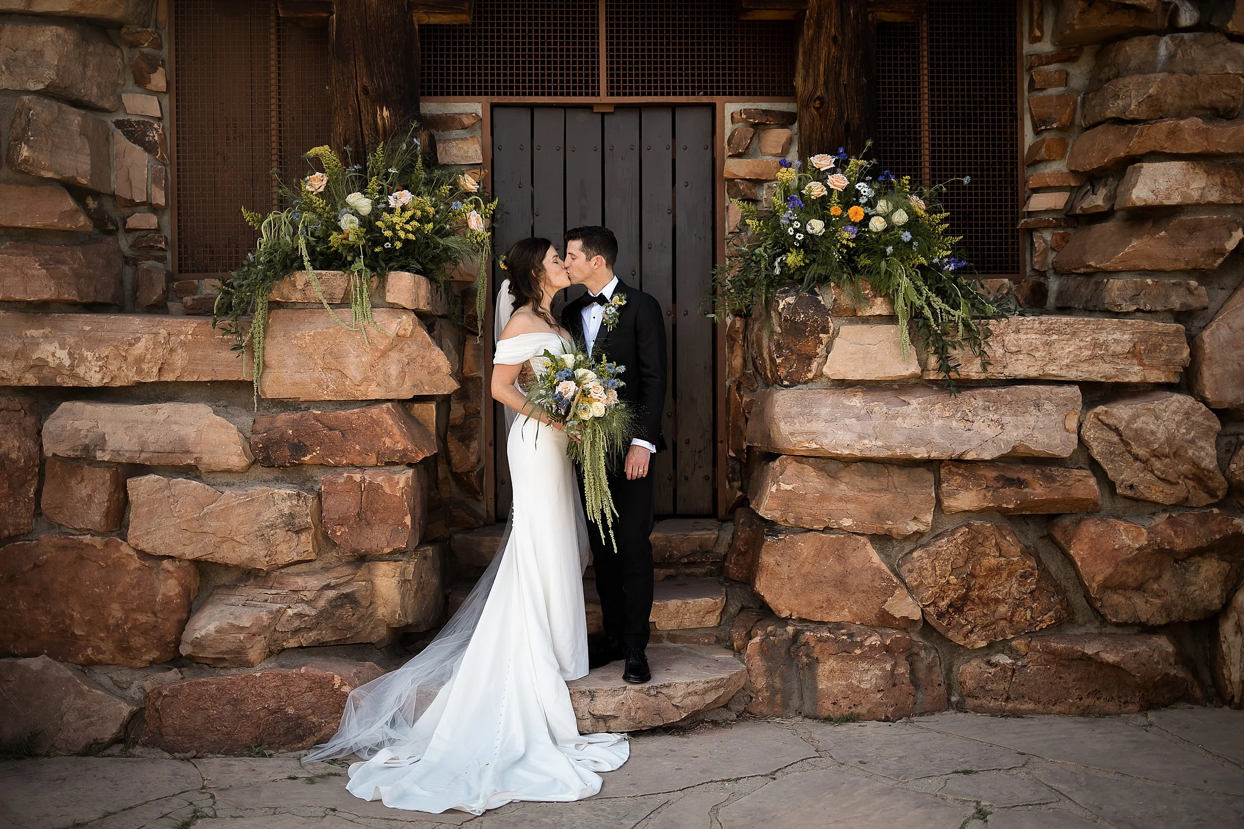 boulder-colorado-elopement-with-guests-at-the-halfway-house_0091.jpg