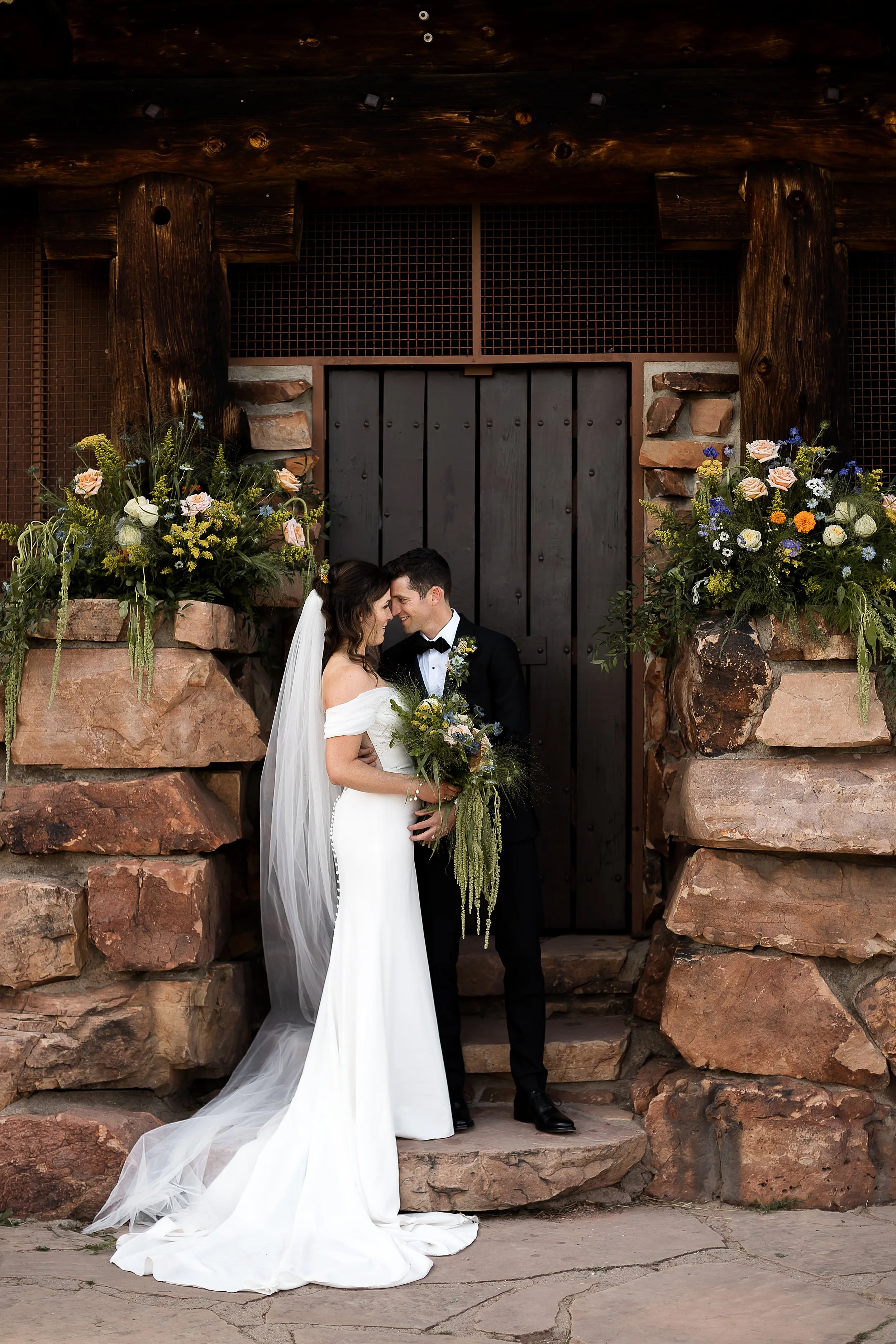 boulder-colorado-elopement-with-guests-at-the-halfway-house_0093.jpg