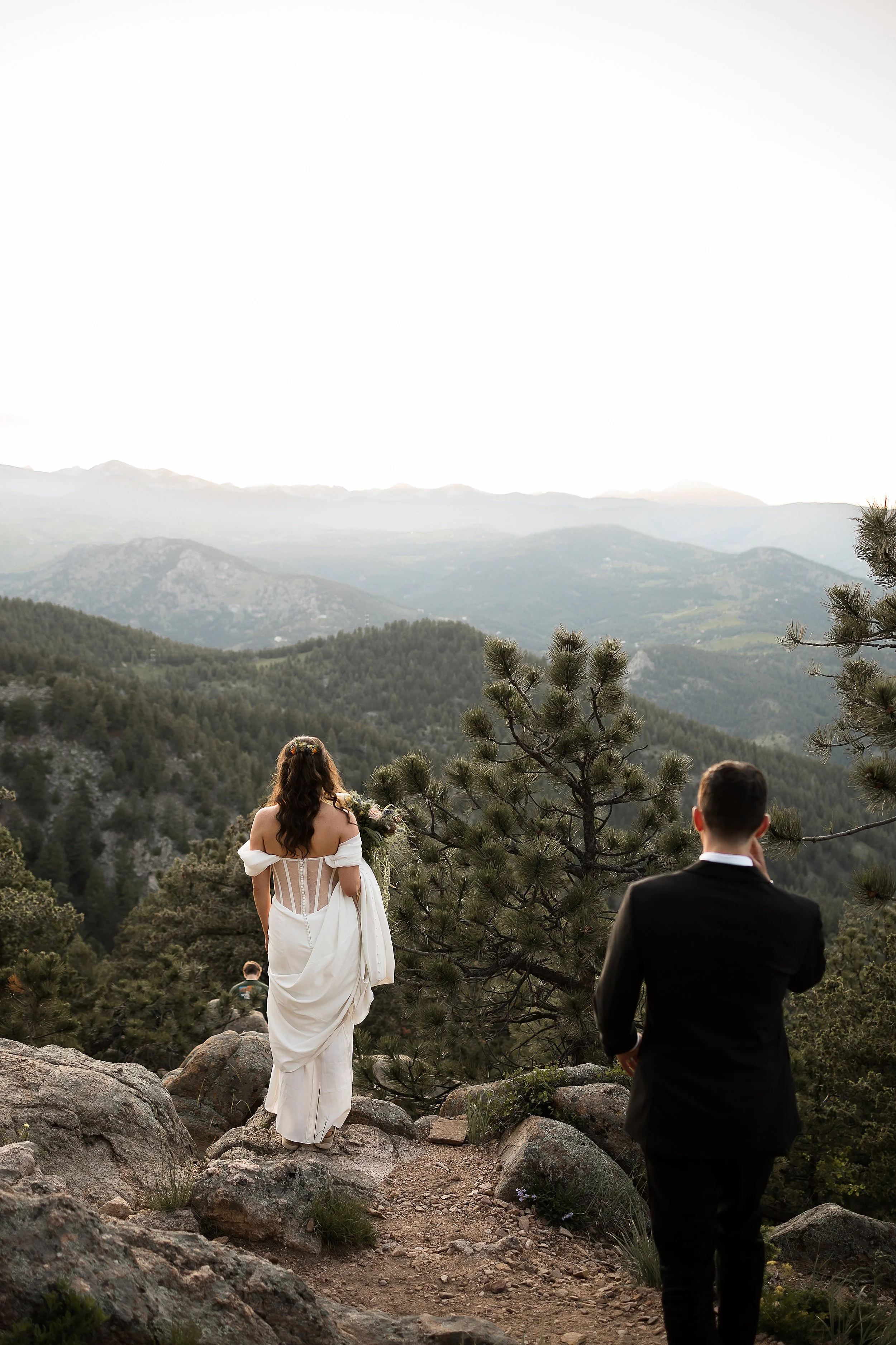 boulder-colorado-elopement-with-guests-at-the-halfway-house_0127.jpg