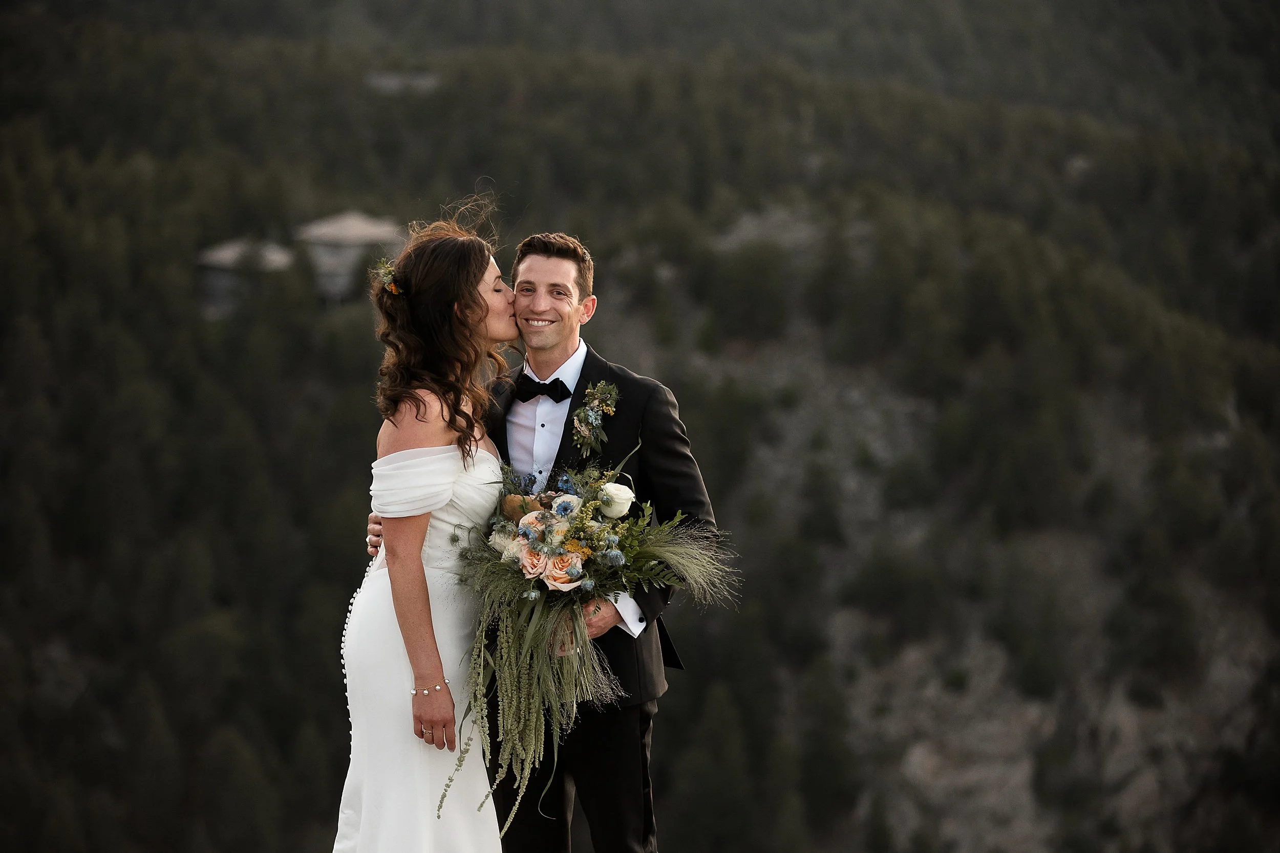 boulder-colorado-elopement-with-guests-at-the-halfway-house_0137.jpg