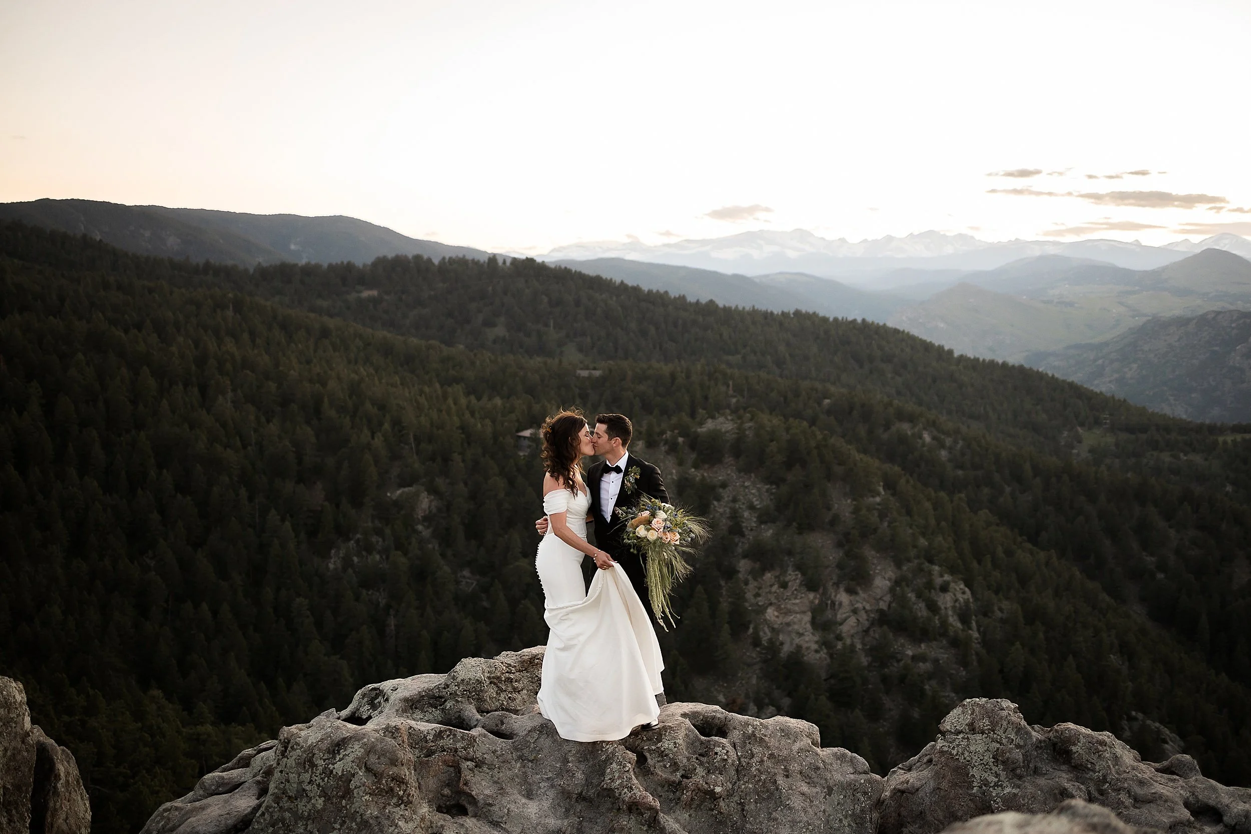 boulder-colorado-elopement-with-guests-at-the-halfway-house_0138.jpg