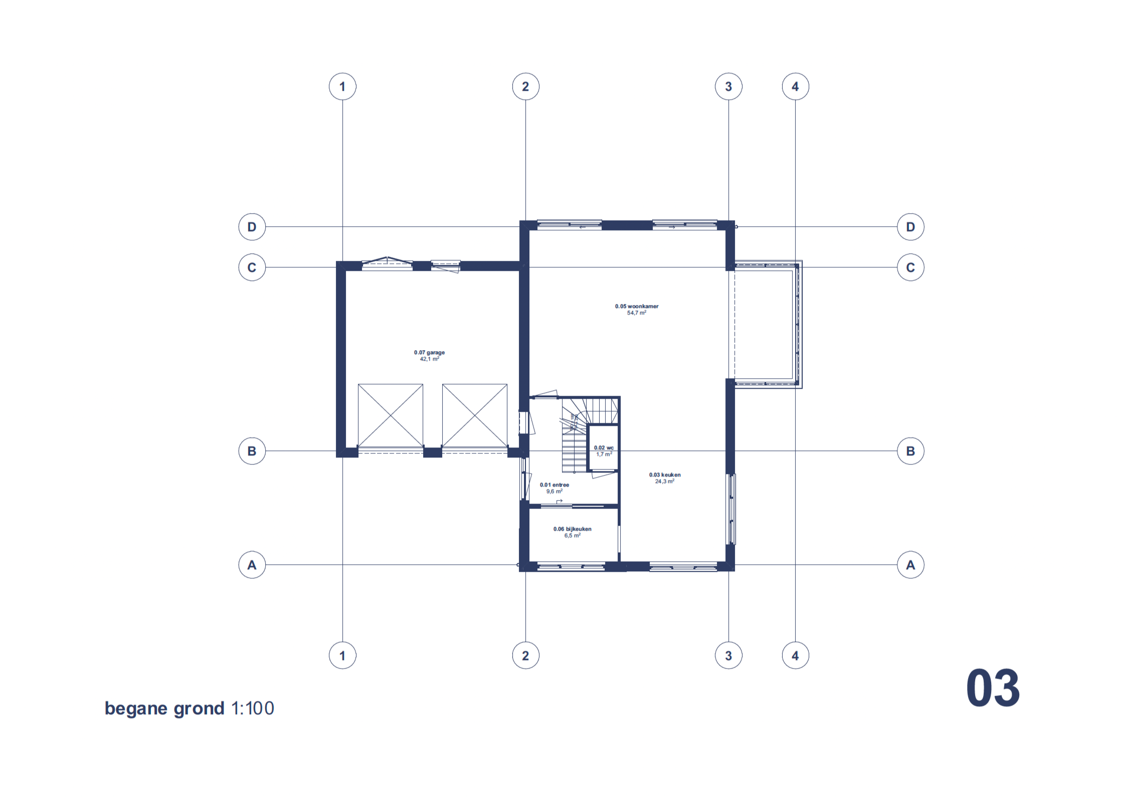 Een plattegrond van de begane grond van een huis met verschillende kamers, waaronder garage, woonkamer, keuken, en toegangsruimtes, weergegeven in blauw en wit, voorzien van labels en afmetingen.
