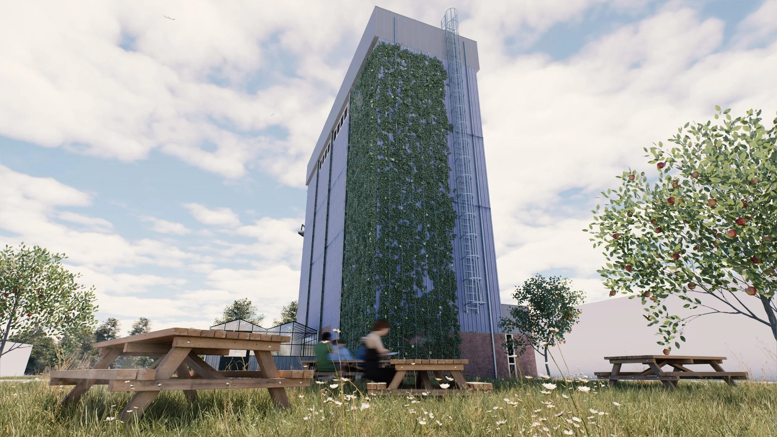 Een modern hoog gebouw met een verticale groene muur, omringd door gras en fruitbomen, met enkele mensen op bistrotafels op de voorgrond onder een bewolkende blauwe lucht.