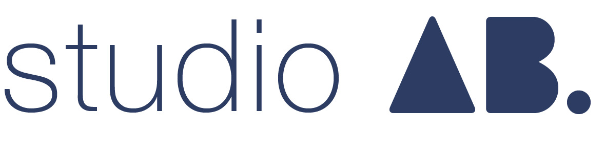 Logo met de woorden 'studio' in dun lettertype en 'AB.' met een grote driehoek en een grote B in donkerblauw.