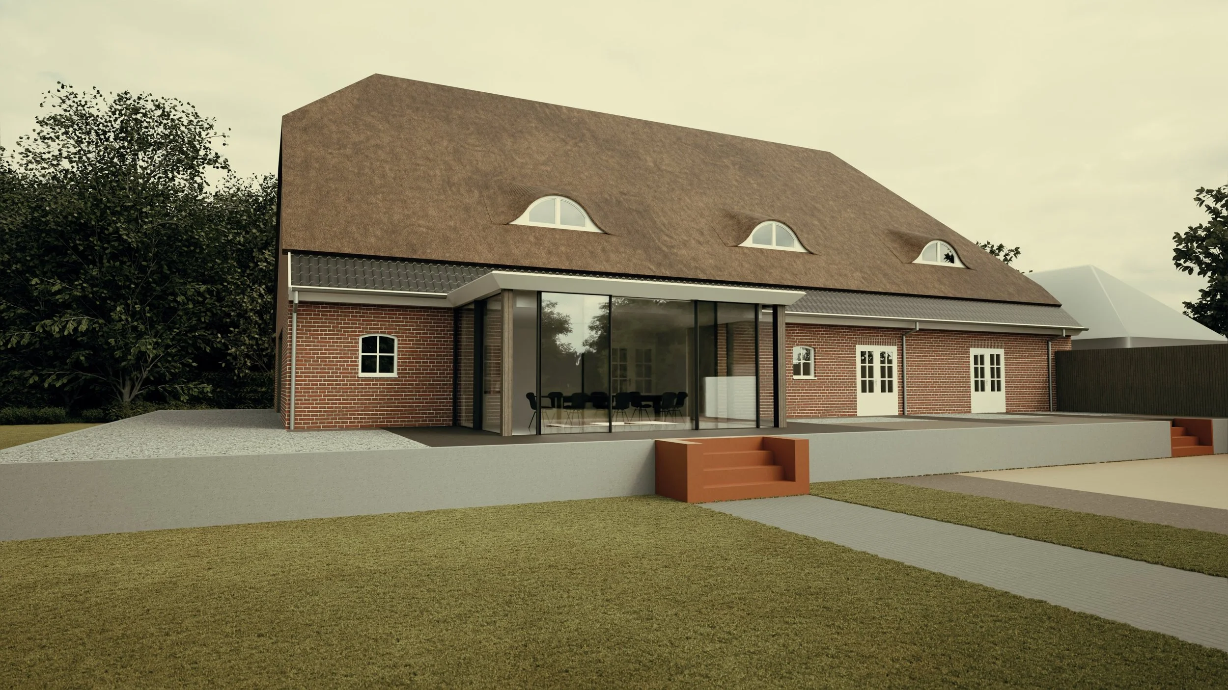 Moderne huis met grote glaswand, rood bakstenen muren, dak met drie onderdaksruiten, terras met stoelen, en een tuin met gras en paden.