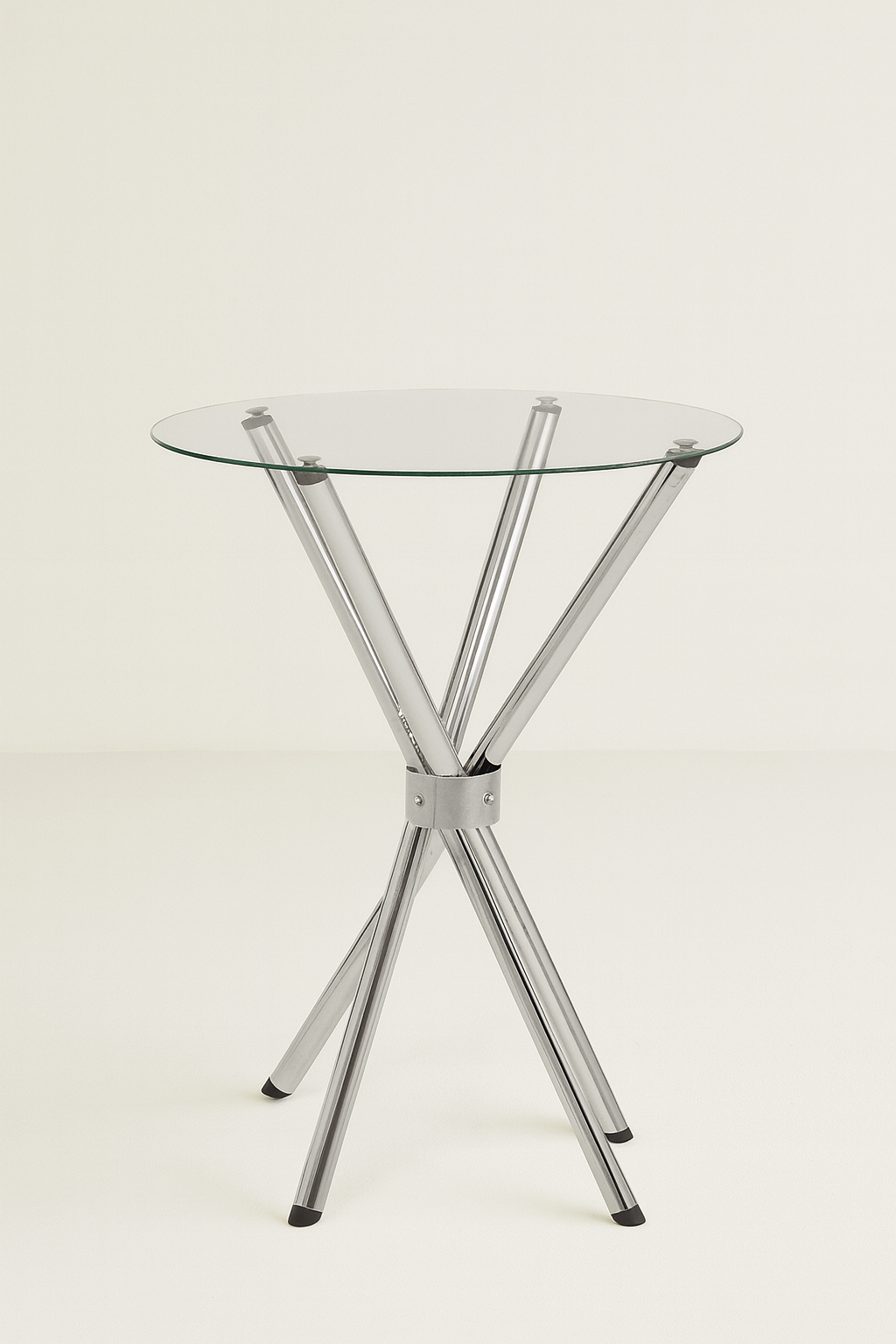 Mesa de vidro com estrutura metálica cromada em fundo branco