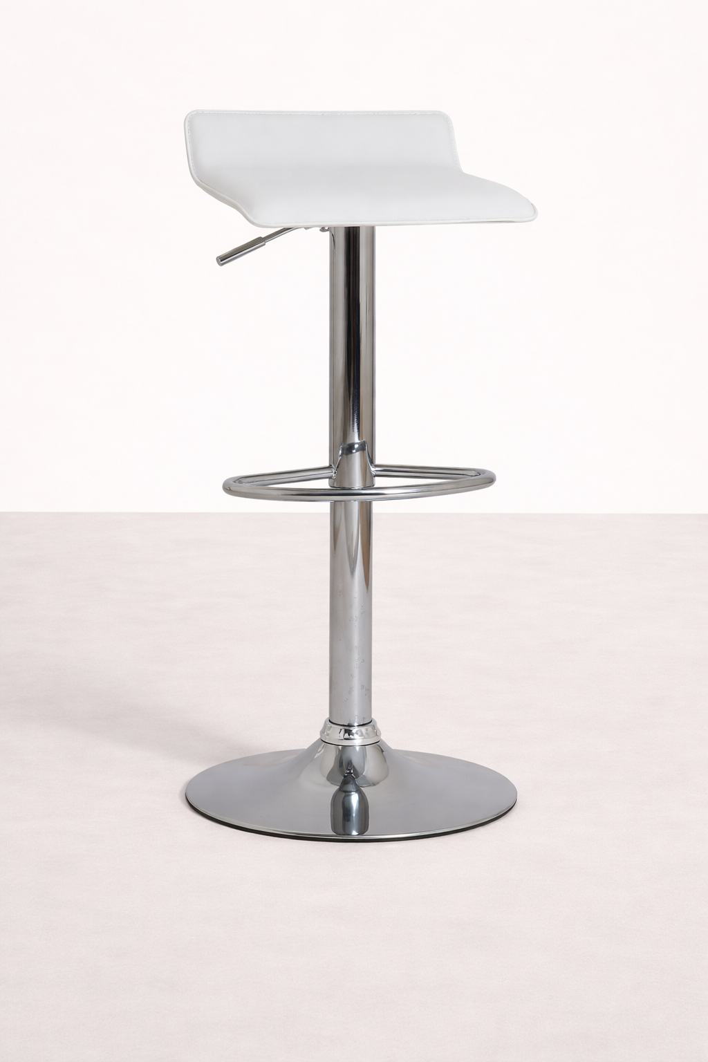 Banqueta moderna de metal com assento e encosto brancos