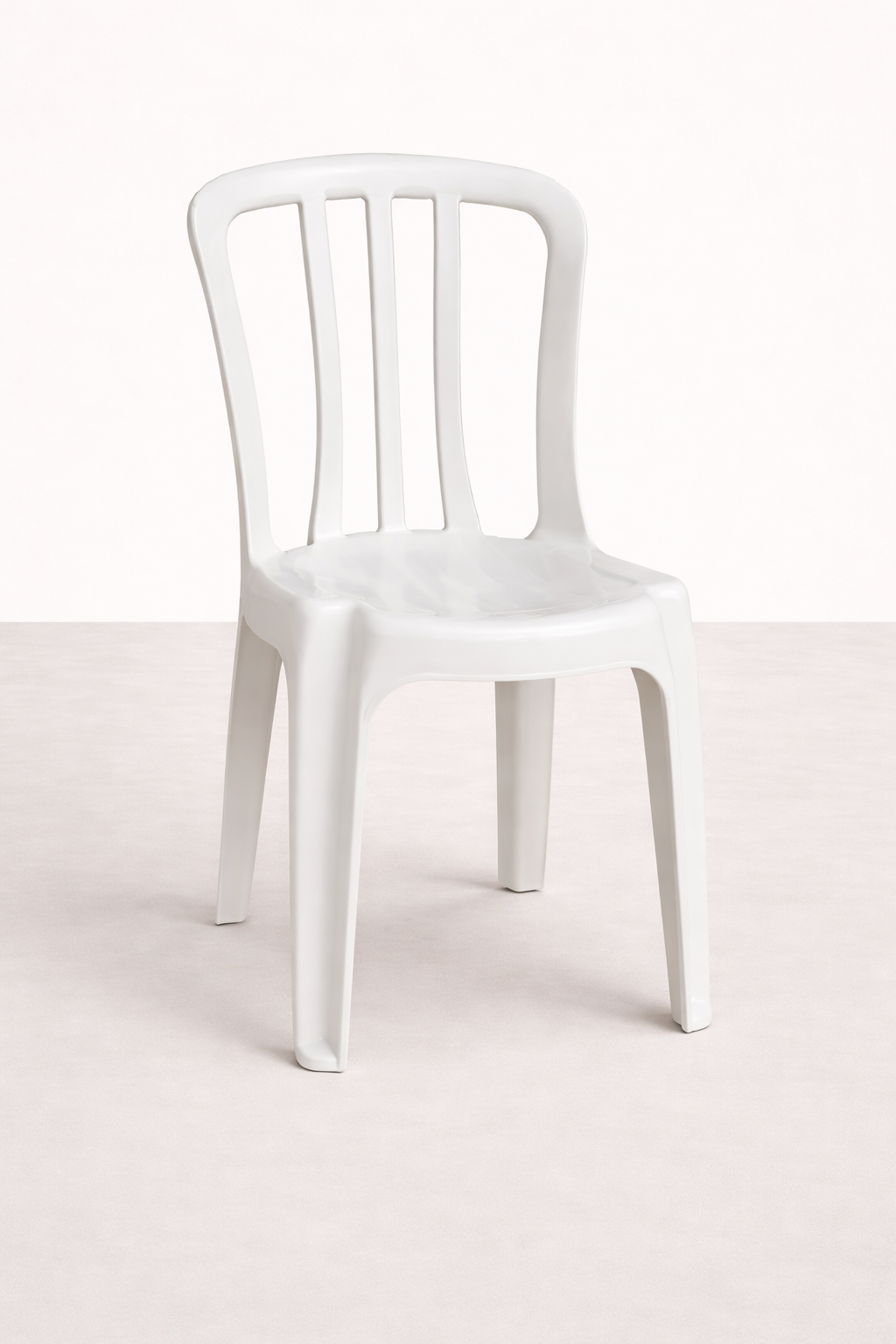Cadeira de plástico branca com encosto de três barros, em ambiente com fundo branco e chão claro.