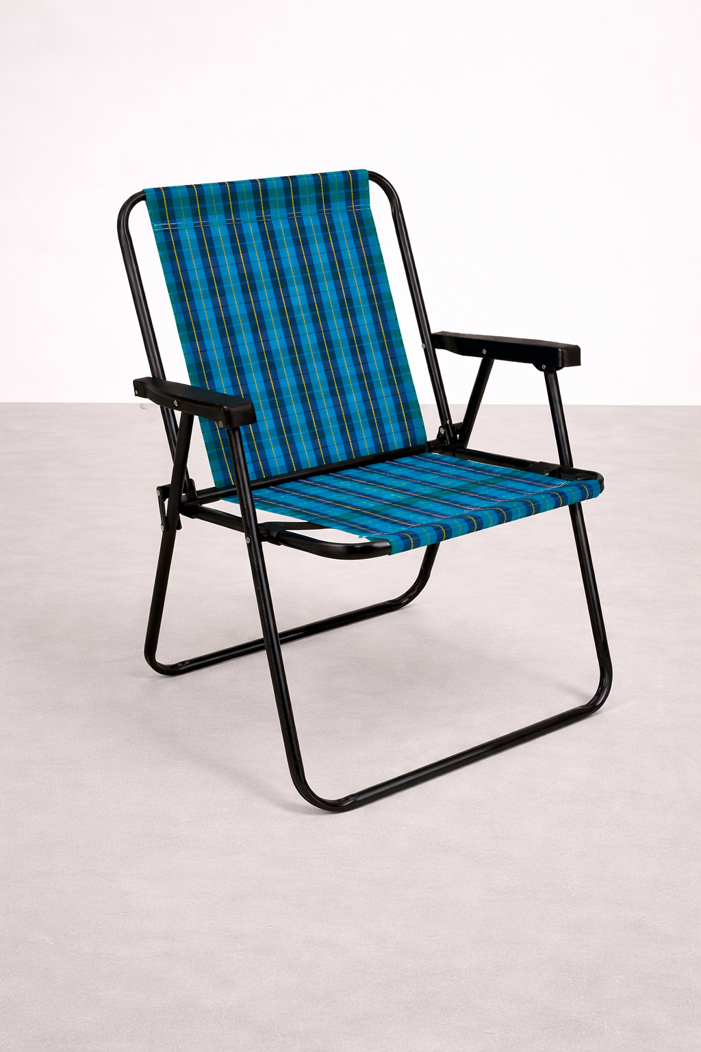 Cadeira dobrável com estrutura de metal preta e assento e encosto de tecido com padrão xadrez azul, verde e amarelo, posicionada sobre piso de cor clara.
