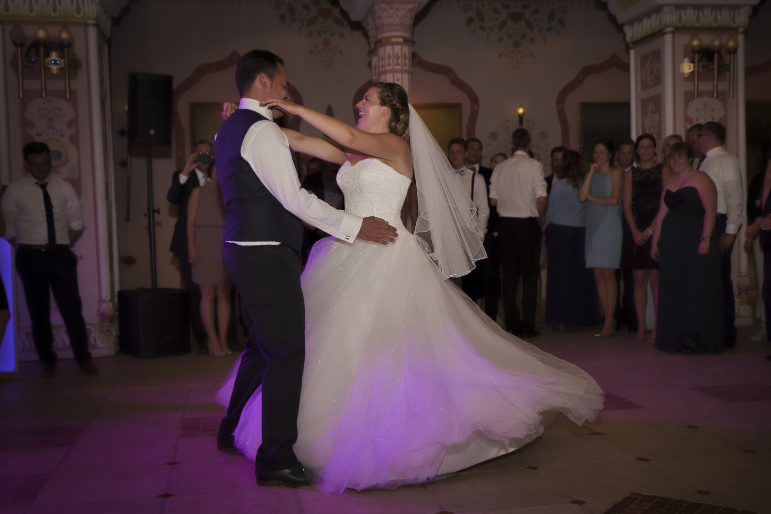 Vivien und Ronald tanzen.jpeg