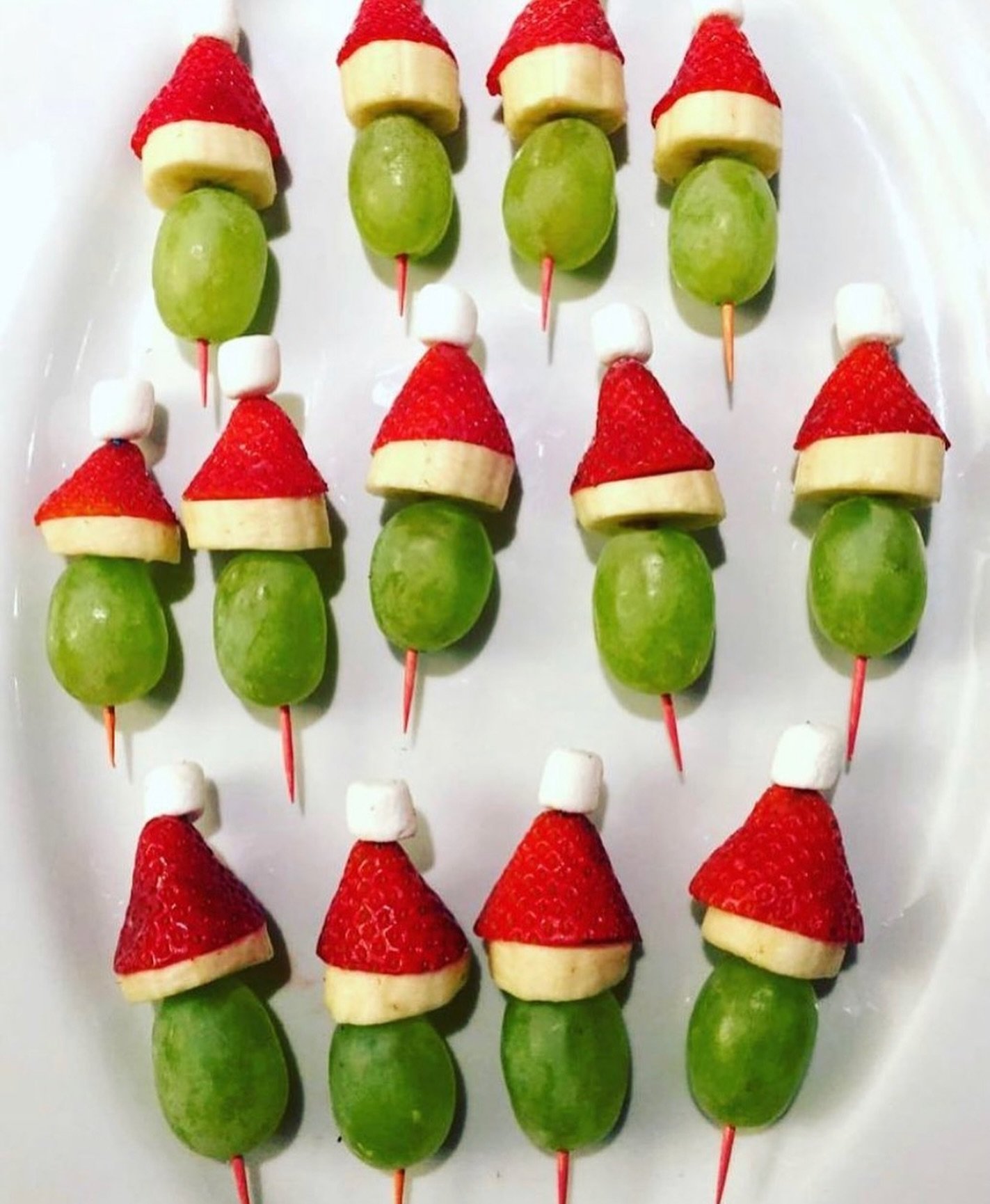 Happy December Grinches! 🎅🏽🎄

There will be no bah-humbugging while indulging in this fruity holiday treat 😋

Grapes 🍇
Strawberries 🍓
Bananas 🍌
Marshmallows to make your heart jolly! 😋

Happy December Friends!🎅🏽