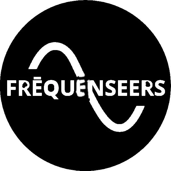 Black circular logo with white text 'FRÉQUENSEERS' and a white sine wave line passing through the text.