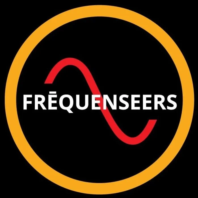 Logo with a yellow circle, red wave line inside, and white text 'FRÉQUENSEERS' in the center on a black background.