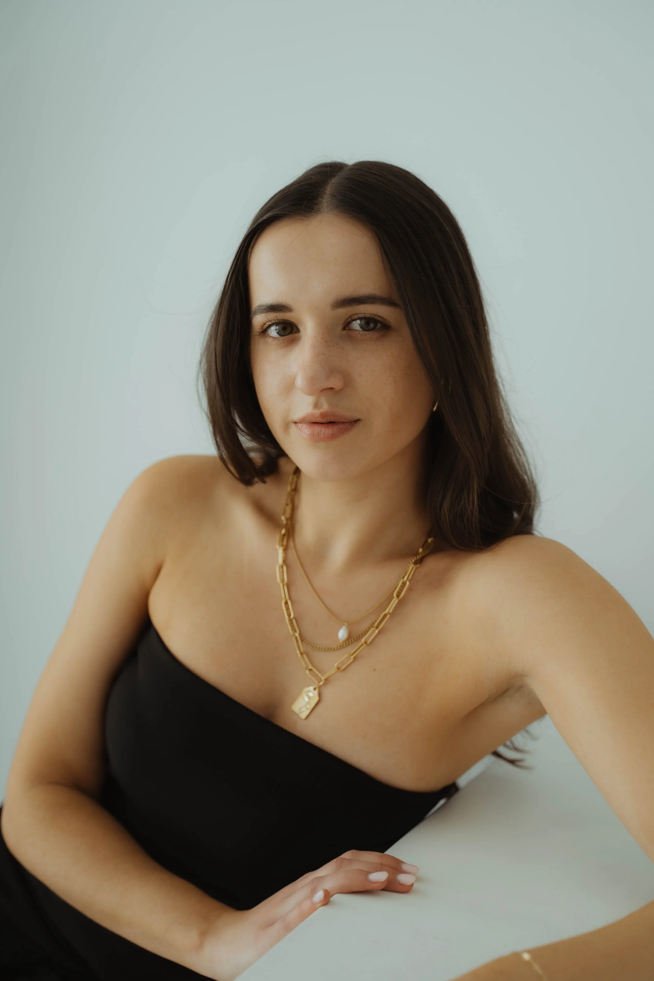 Commercial-Fotografie mit Fokus auf Schmuck und Portrait.