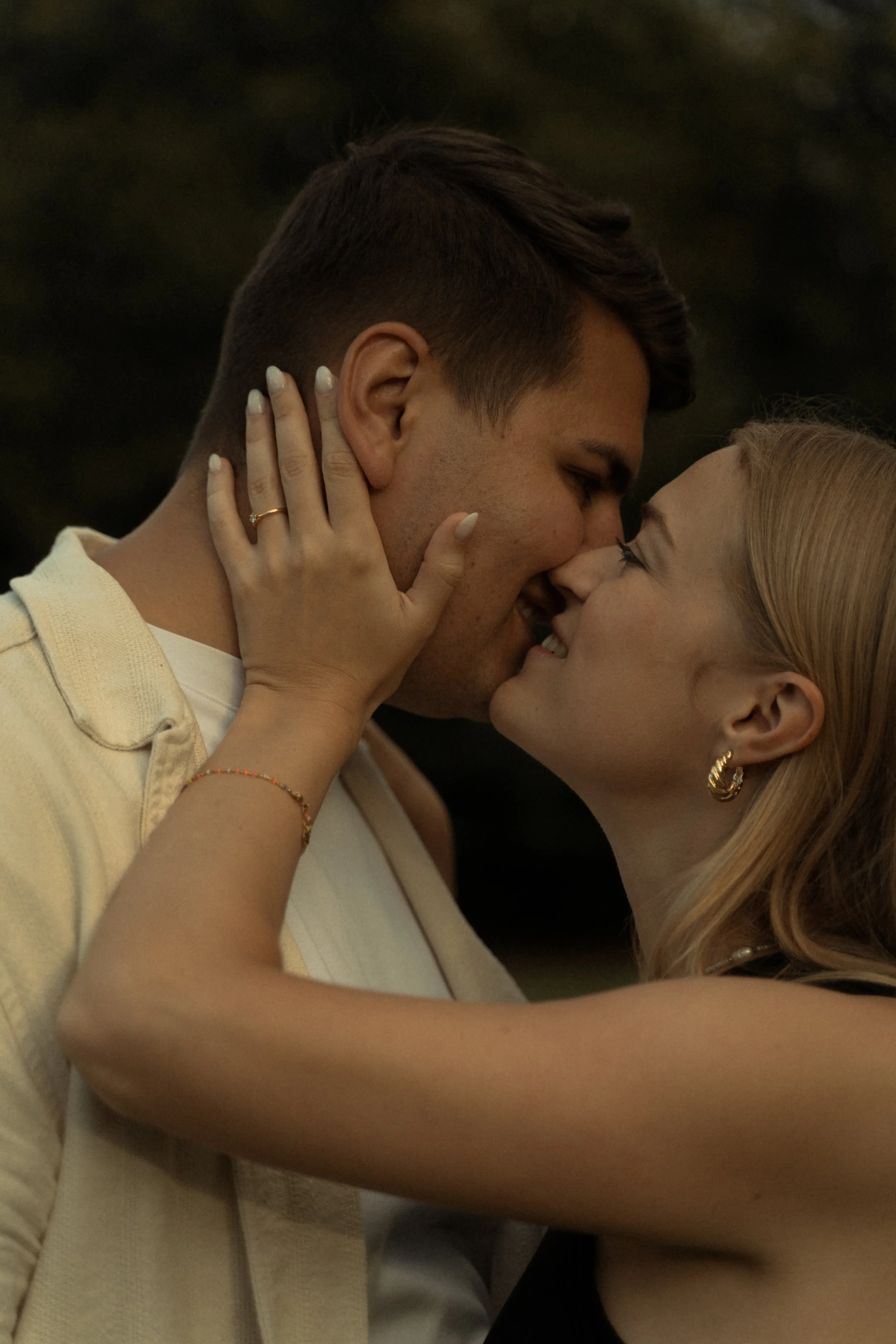 Verliebtes Paar beim Engagement Shooting in Düsseldorf