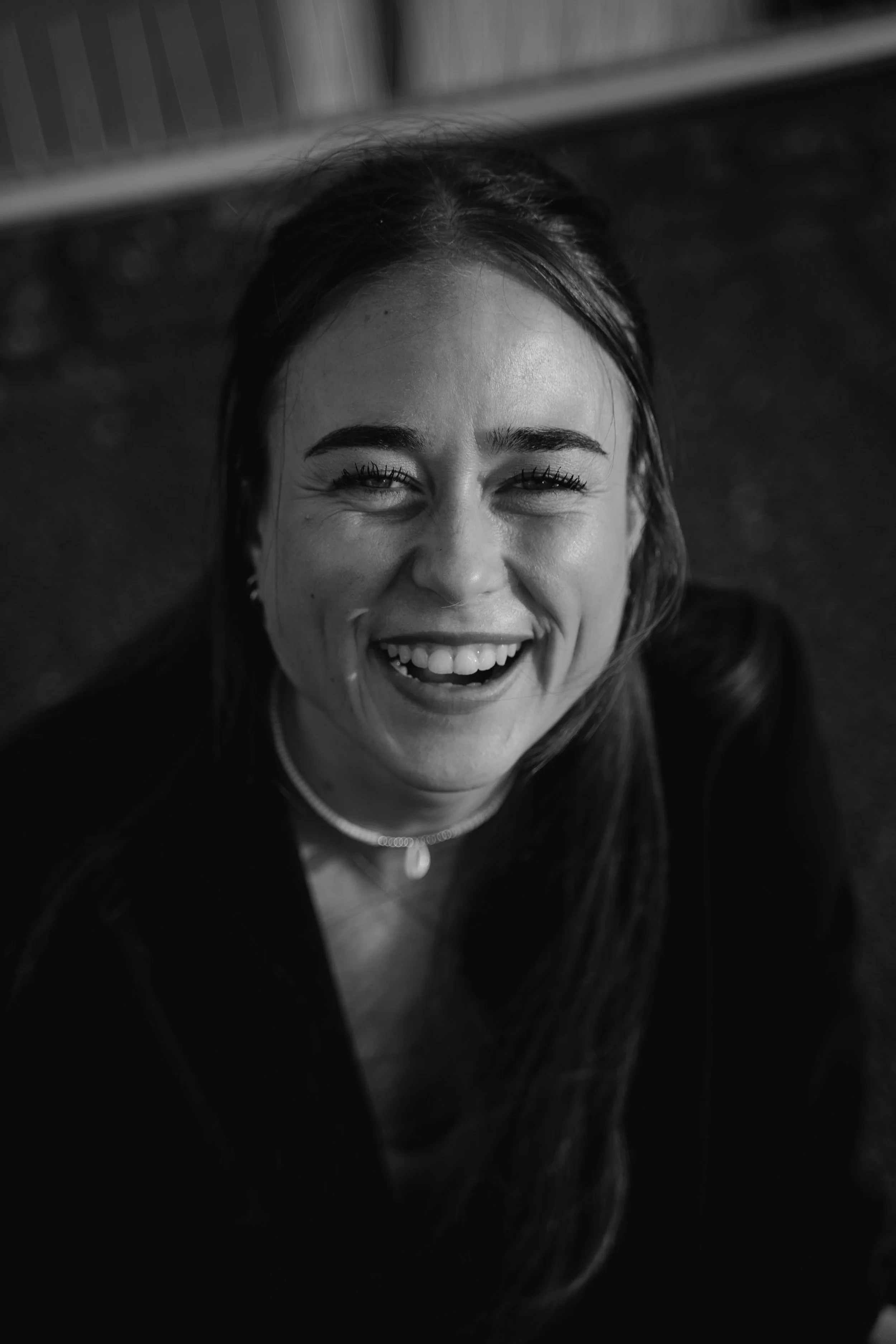 Natürliches Portrait einer Frau in Schwarz-Weiß in Köln