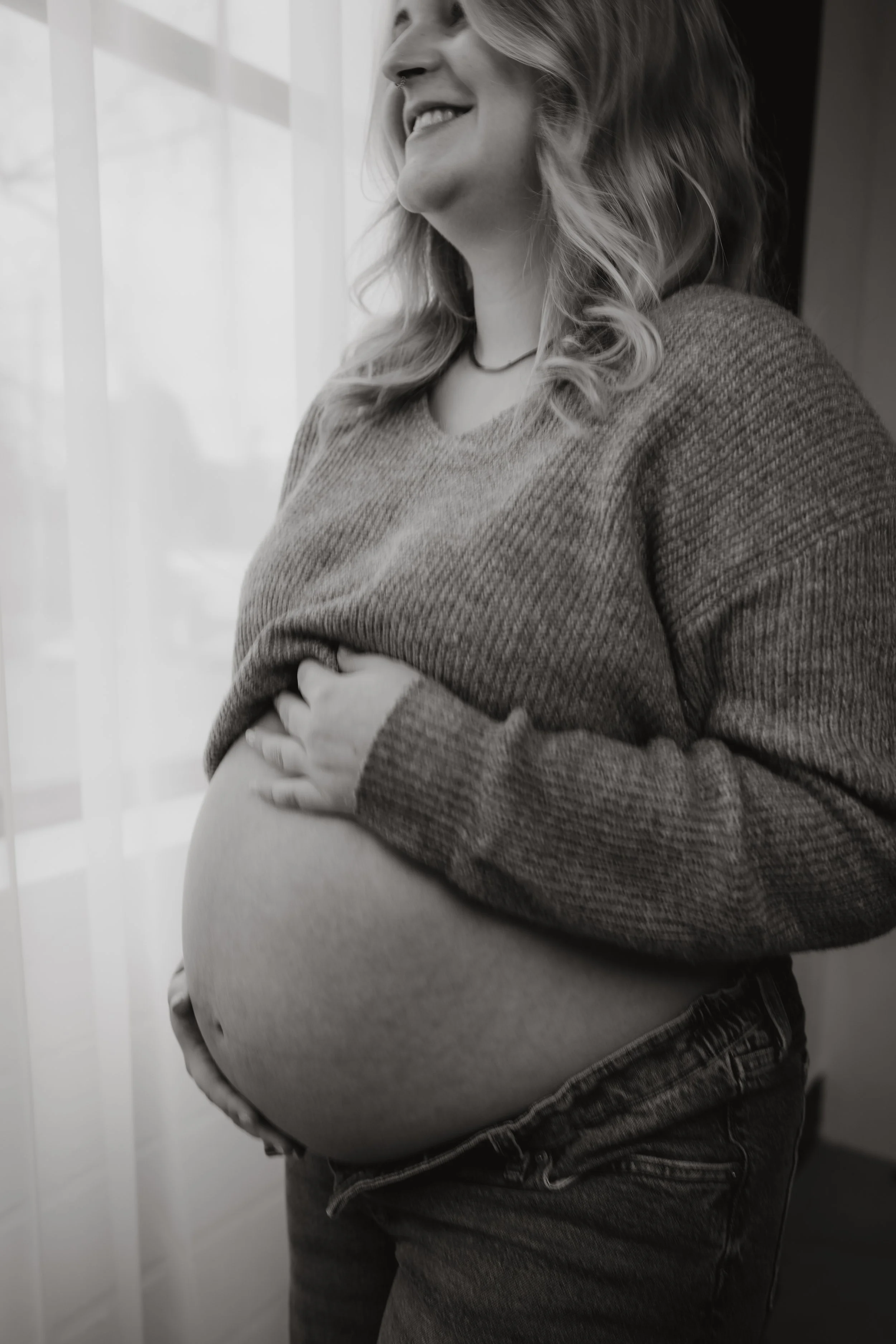 Schwangere Frau beim Babybauch-Fotoshooting in Köln