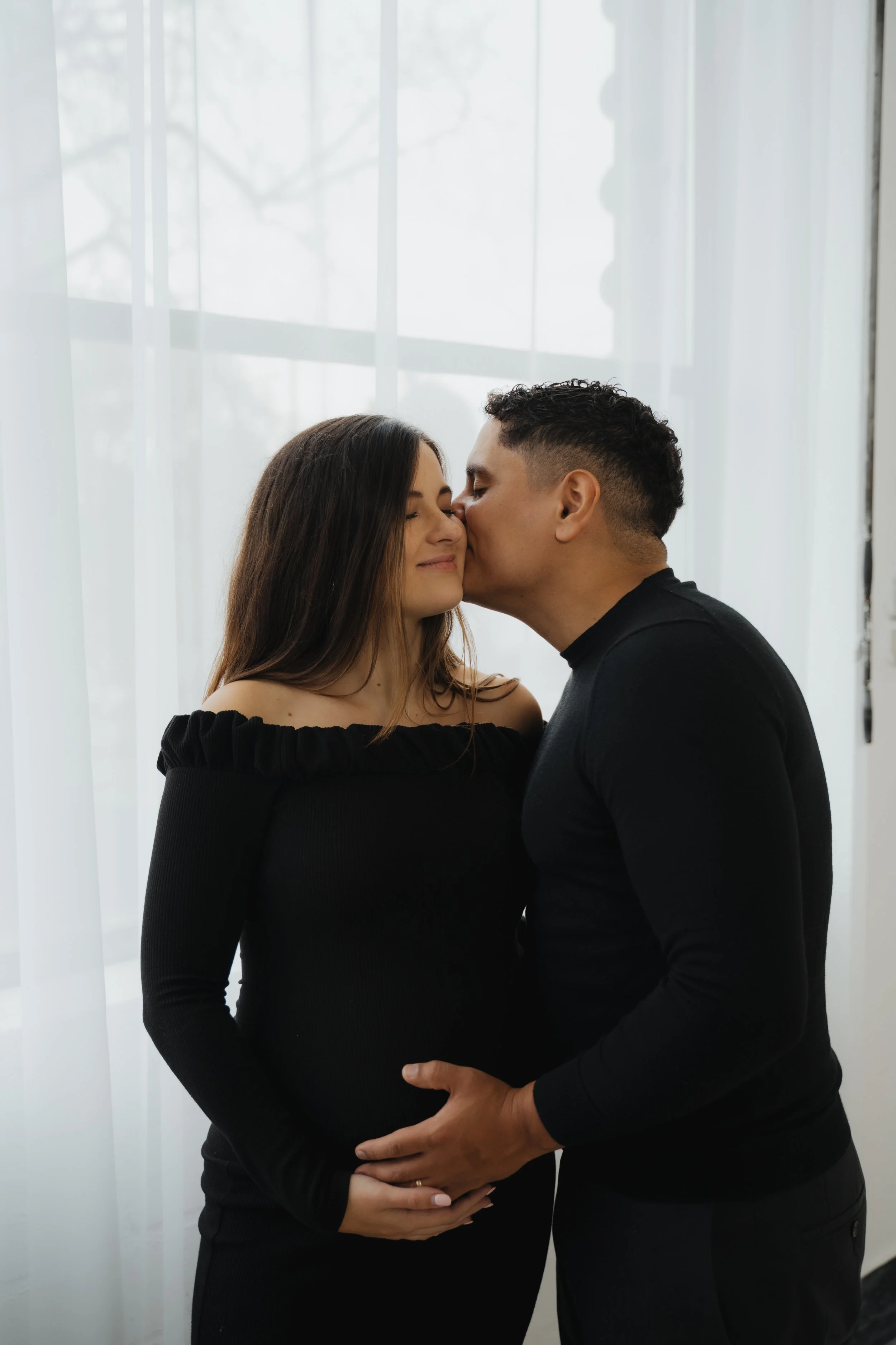 Paar beim Babybauch-Shooting im Studio in Köln