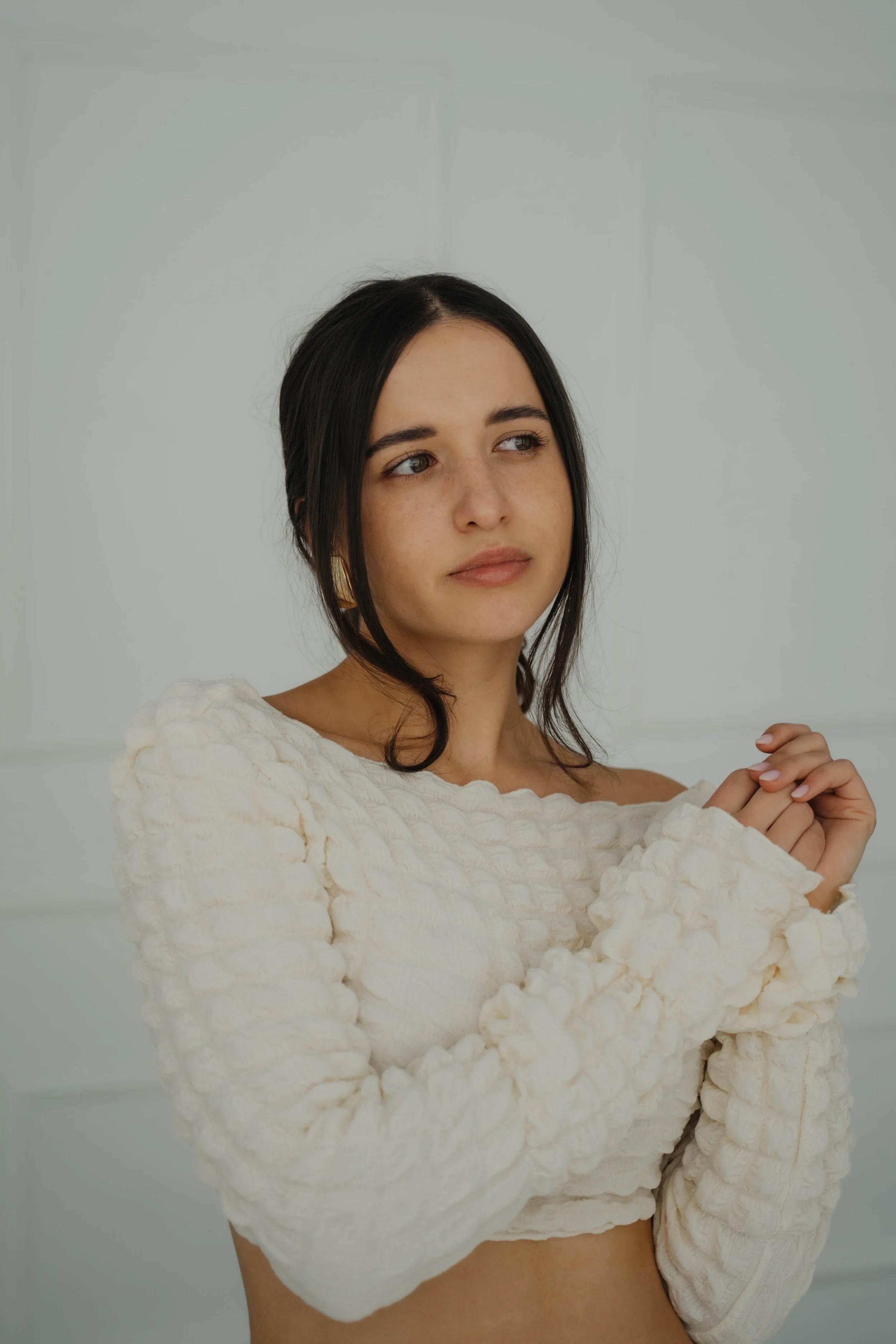 Modefotografie einer Frau im weißen Outfit mit natürlichem Licht.