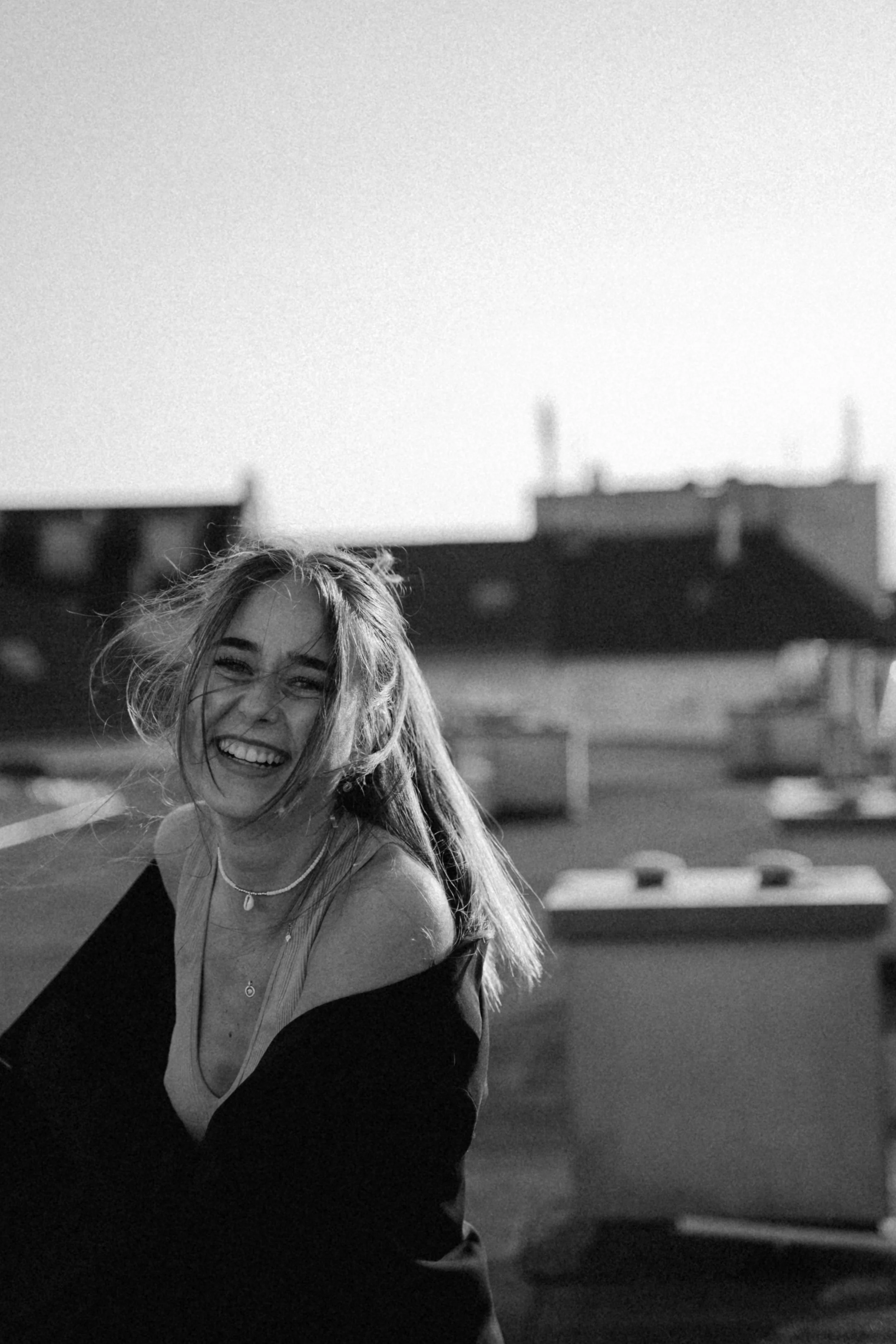 Natürliches Portrait einer Frau in Köln in Schwarz-Weiß