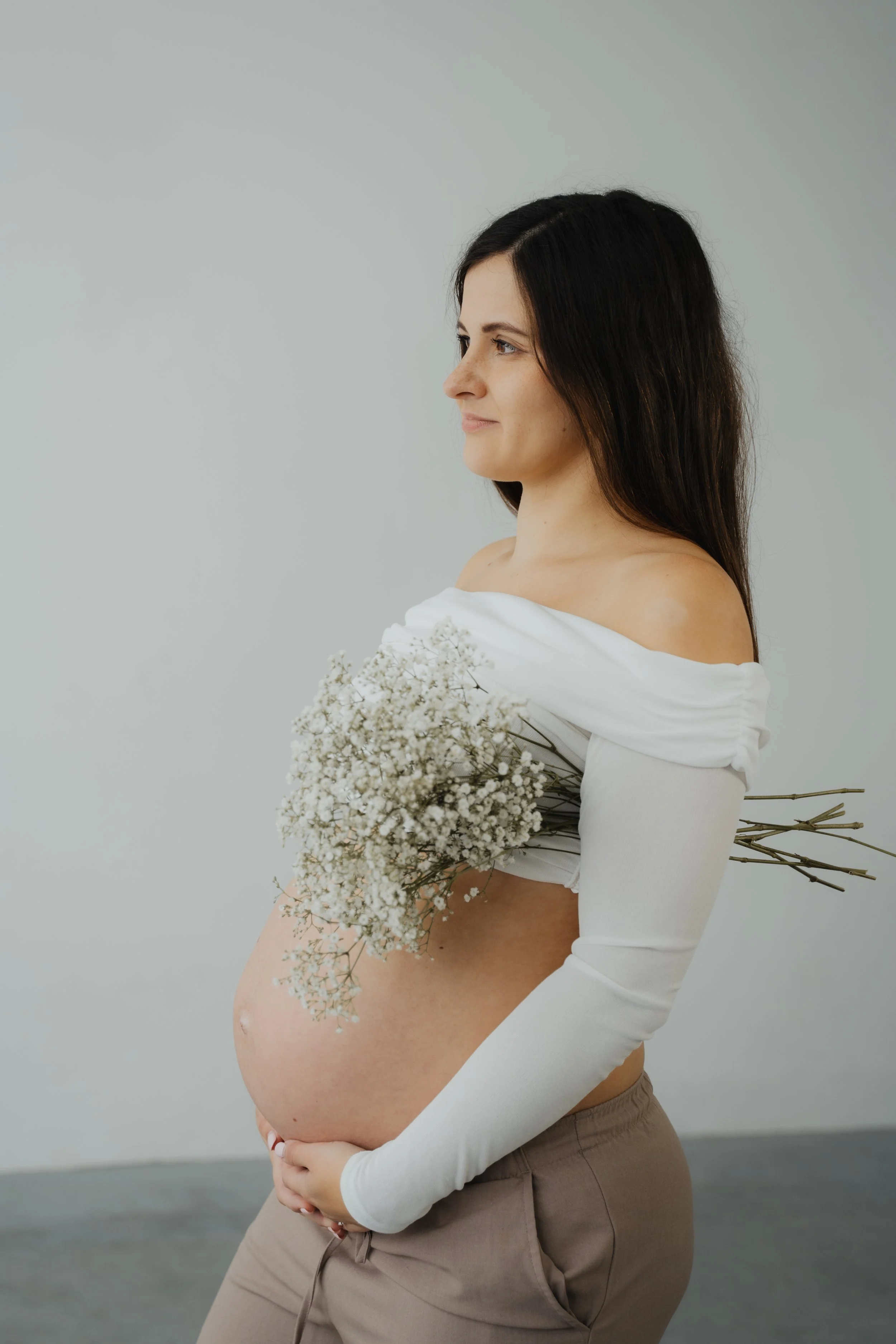 Schwangere Frau beim Babybauch-Shooting im Studio in Köln