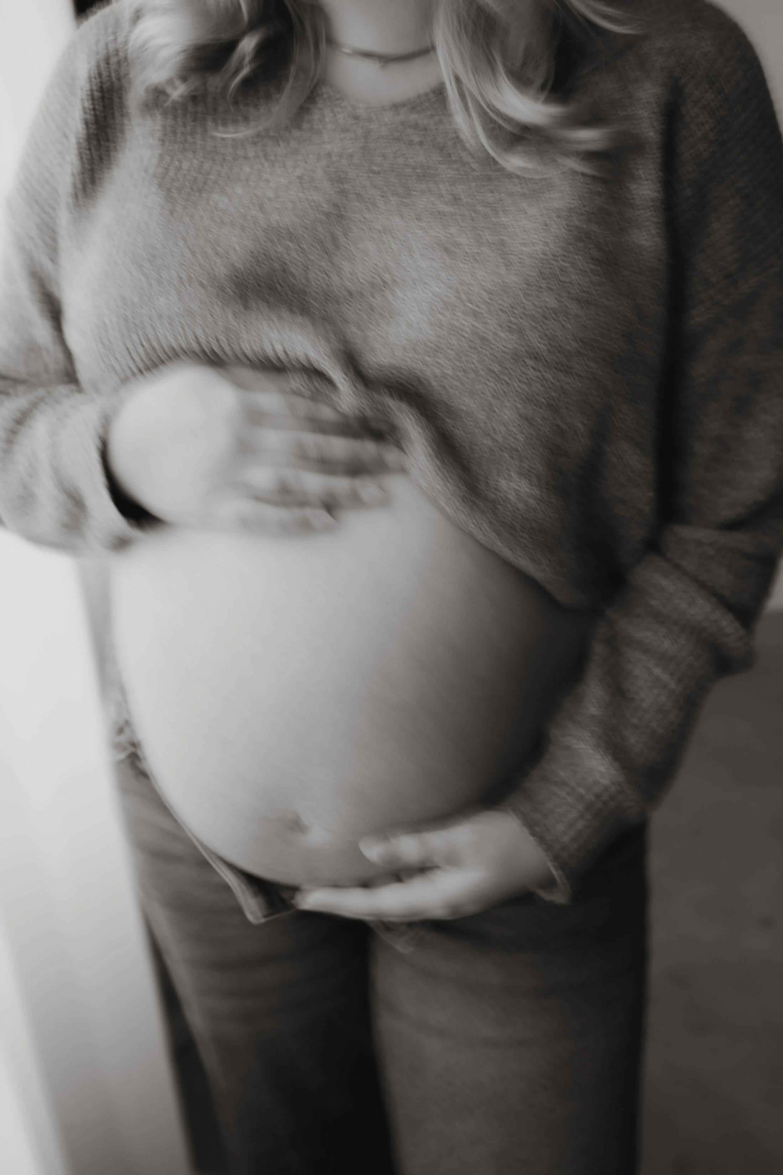 Schwangere Frau beim Babybauchshooting in Köln