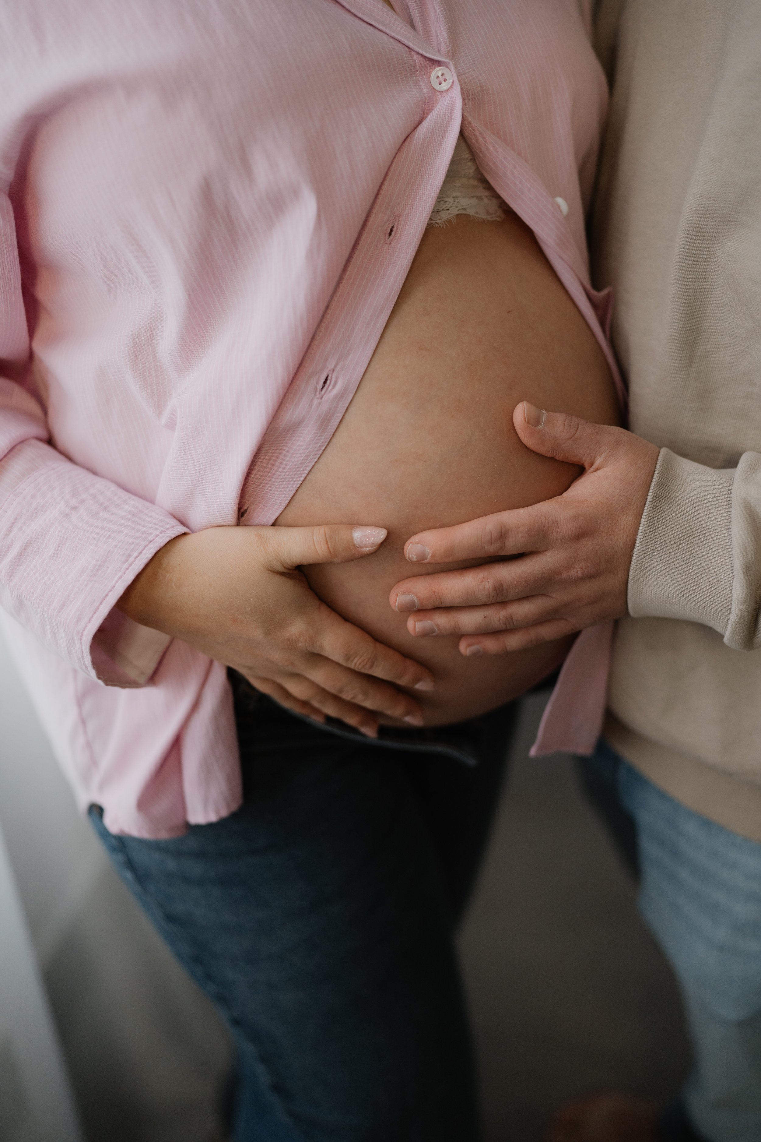 Paar beim Babybauchshooting im Studio in Köln