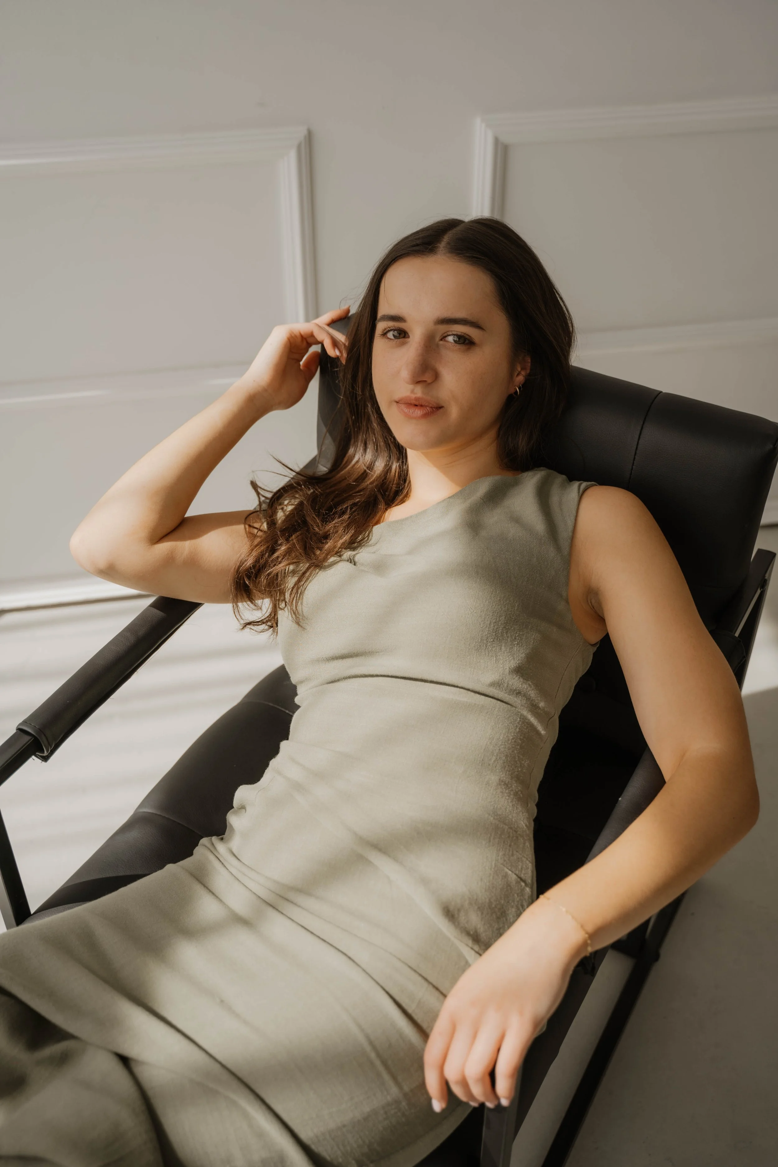 Model im Studio für ein Fashion-Shooting von Charlotte Benning in Köln.