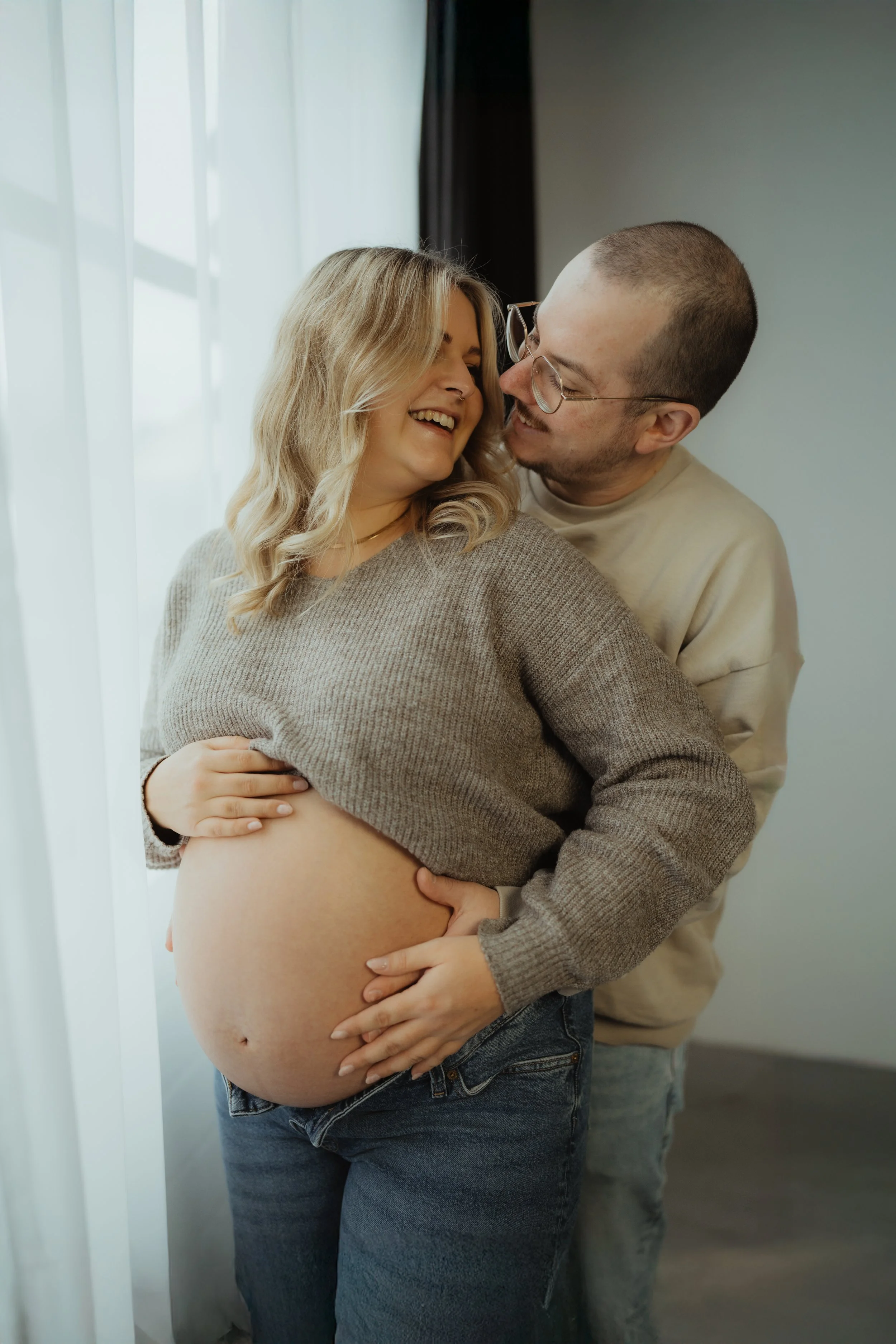Paar beim Babybauch-Shooting im Studio in Köln