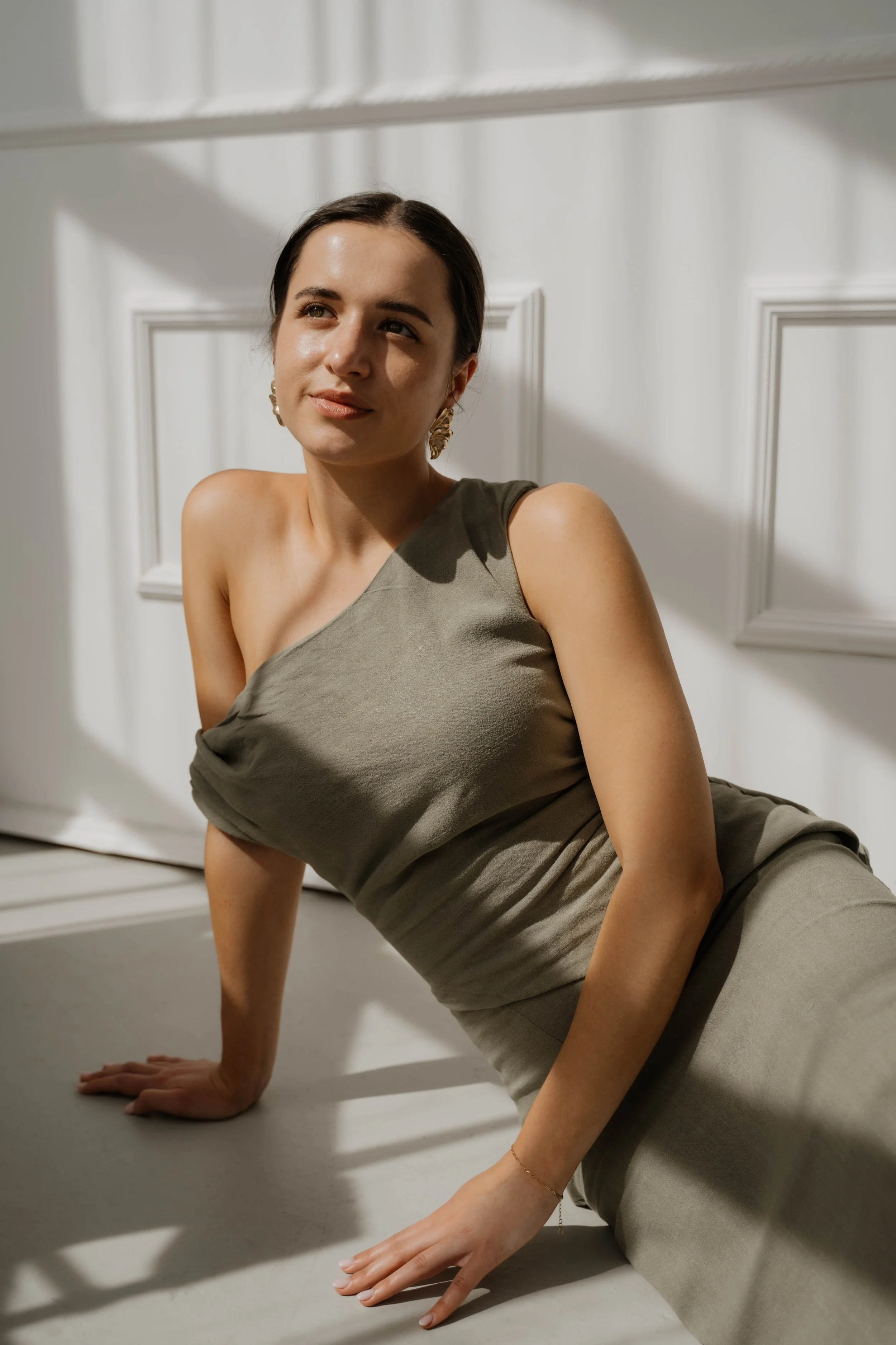 Modefotografie einer Frau im grünen Kleid im Tageslichtstudio in Köln.