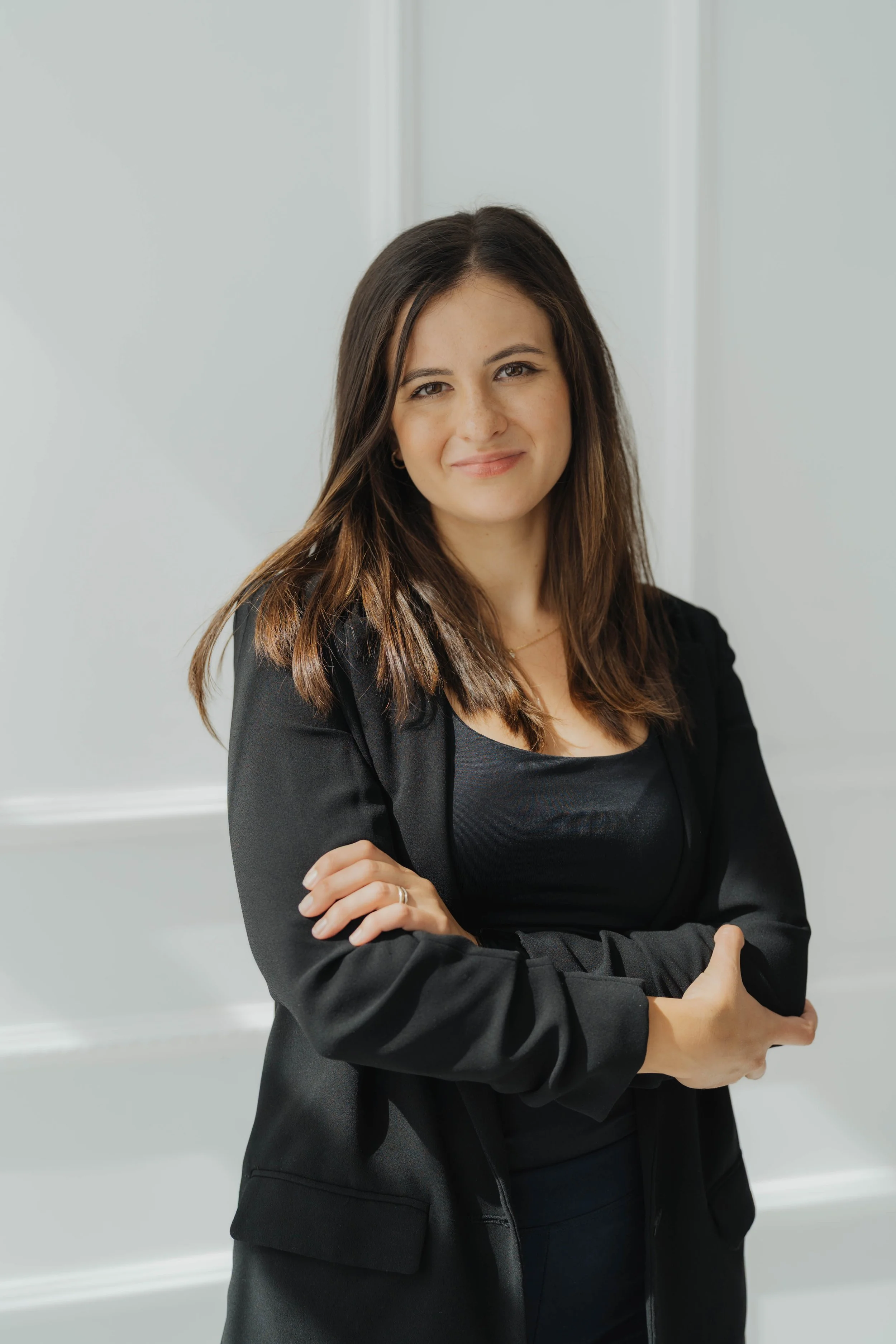 Business Porträt einer Frau im schwarzen Blazer