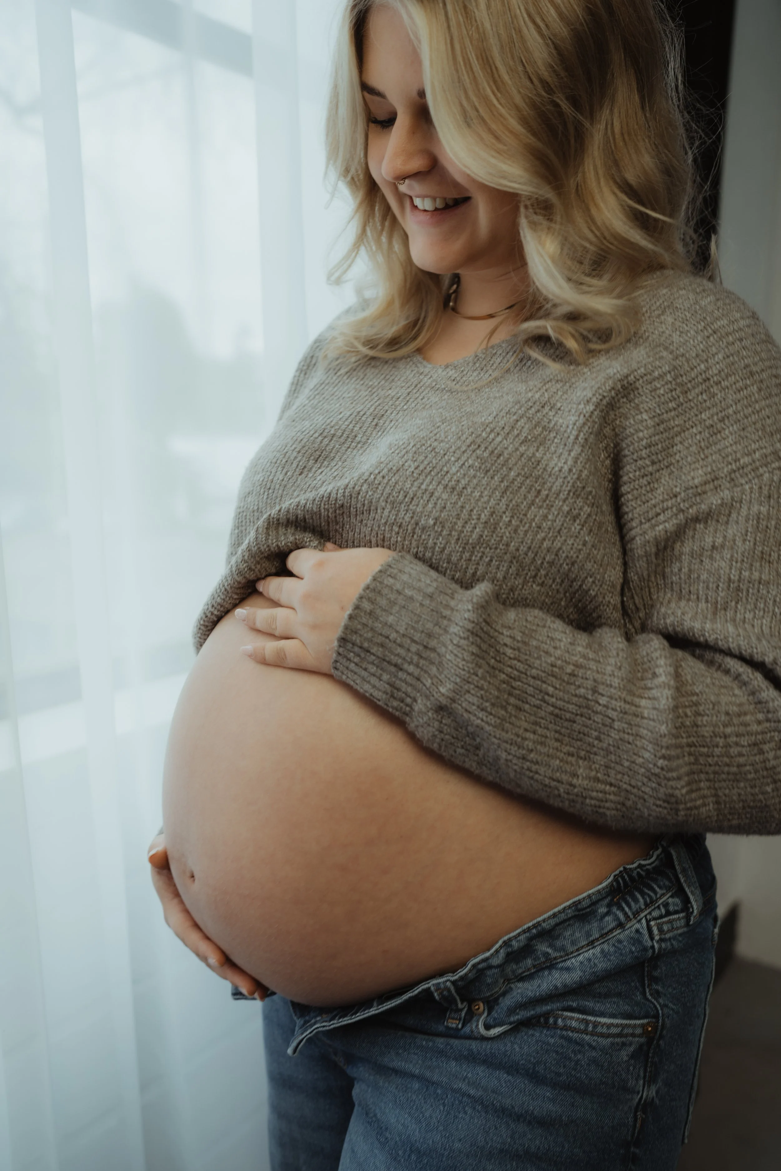 Schwangere Frau beim Babybauchshooting in Köln