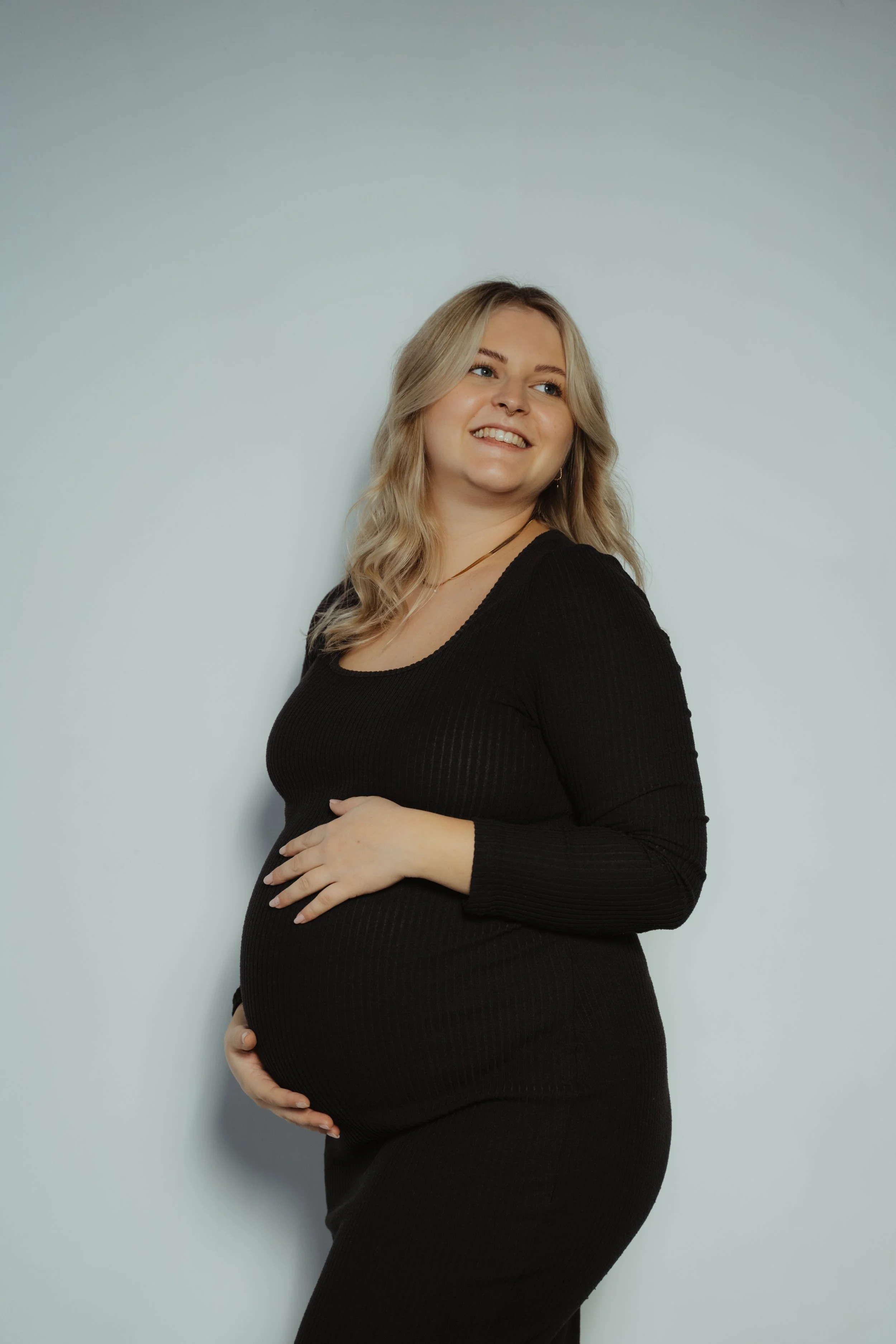 Schwangere Frau beim Babybauchshooting im Studio in Köln