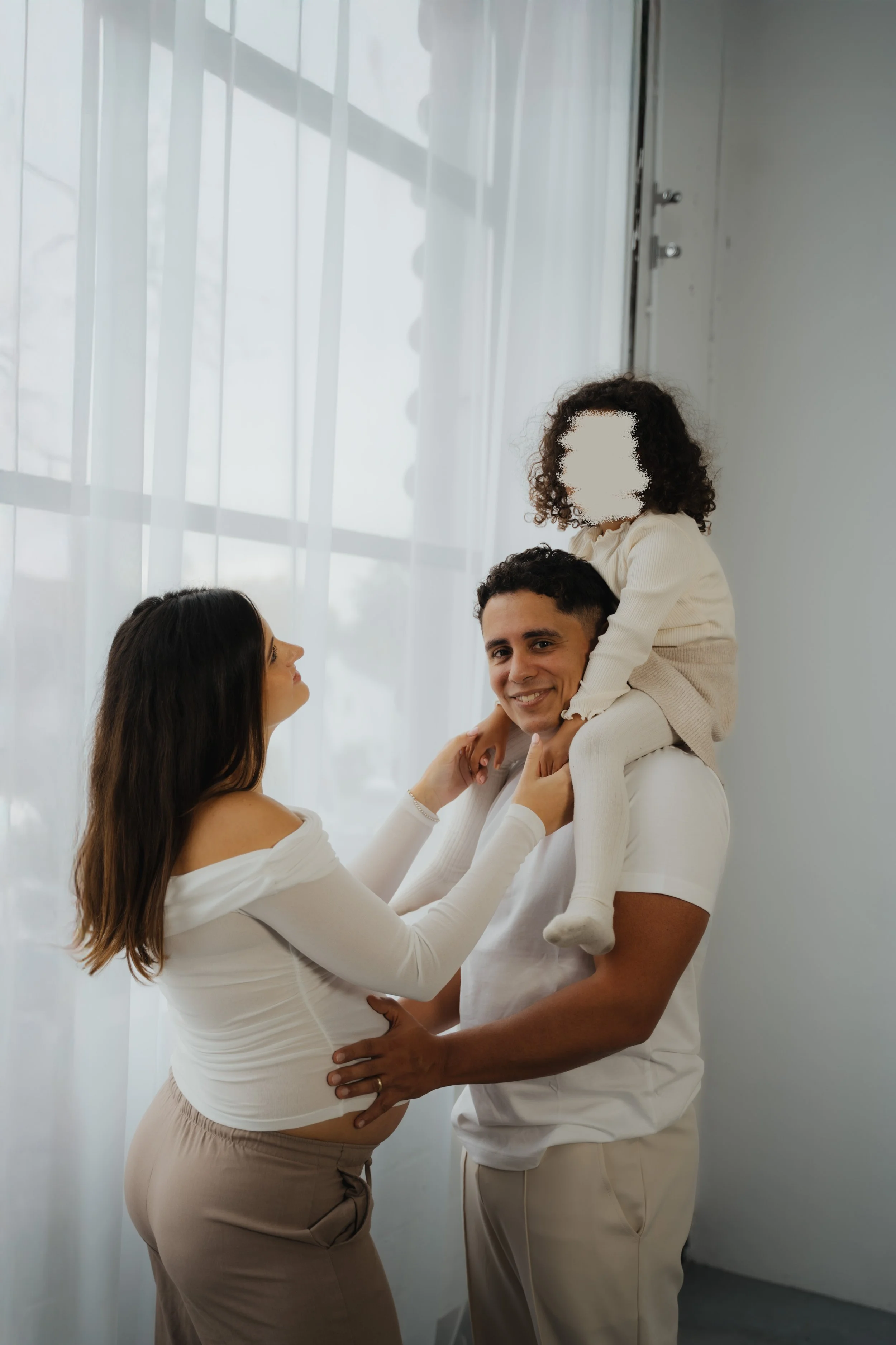 Familie beim Babybauch-Shooting im Studio in Köln